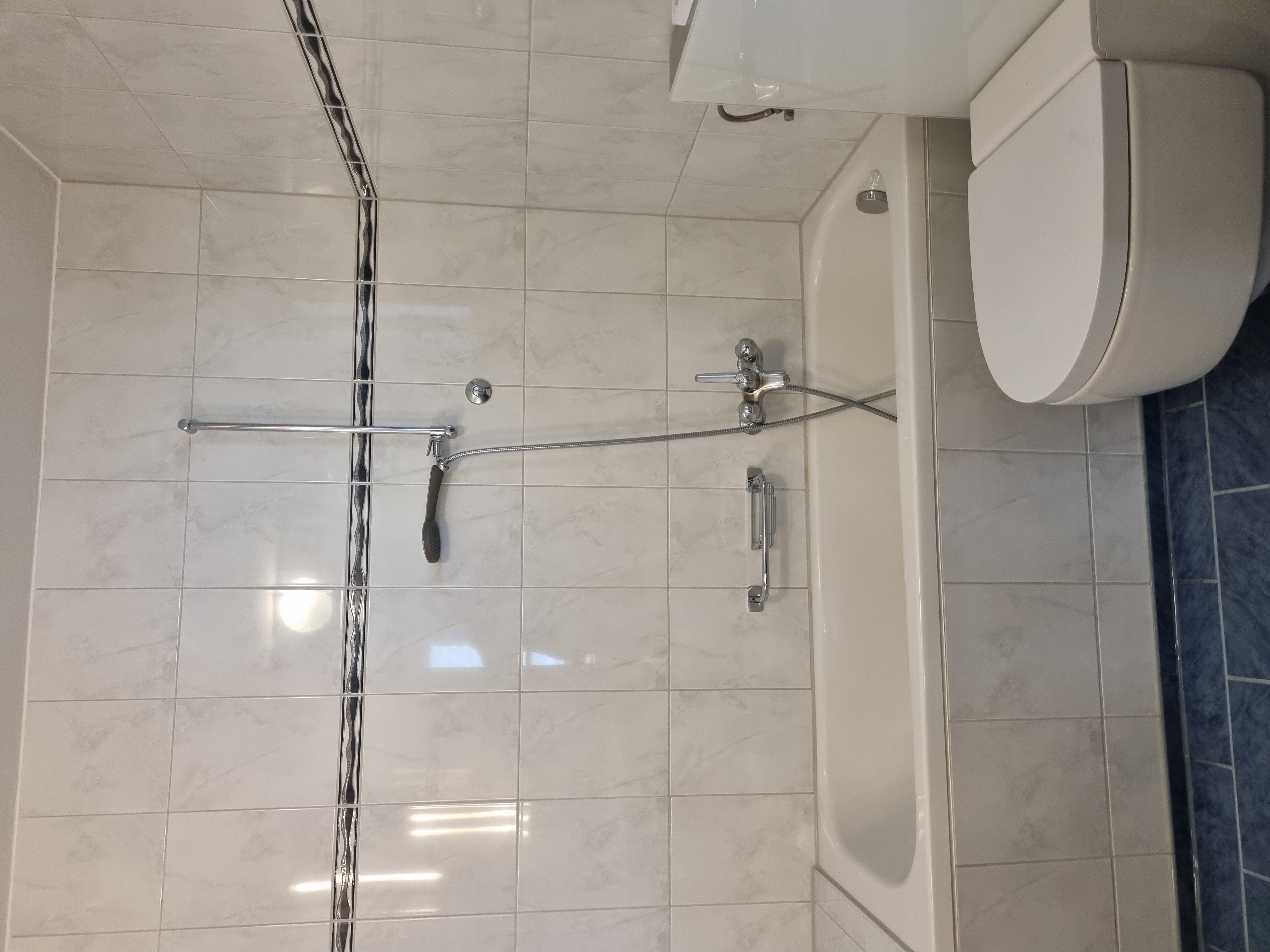 Badezimmer mit Badewanne und WC