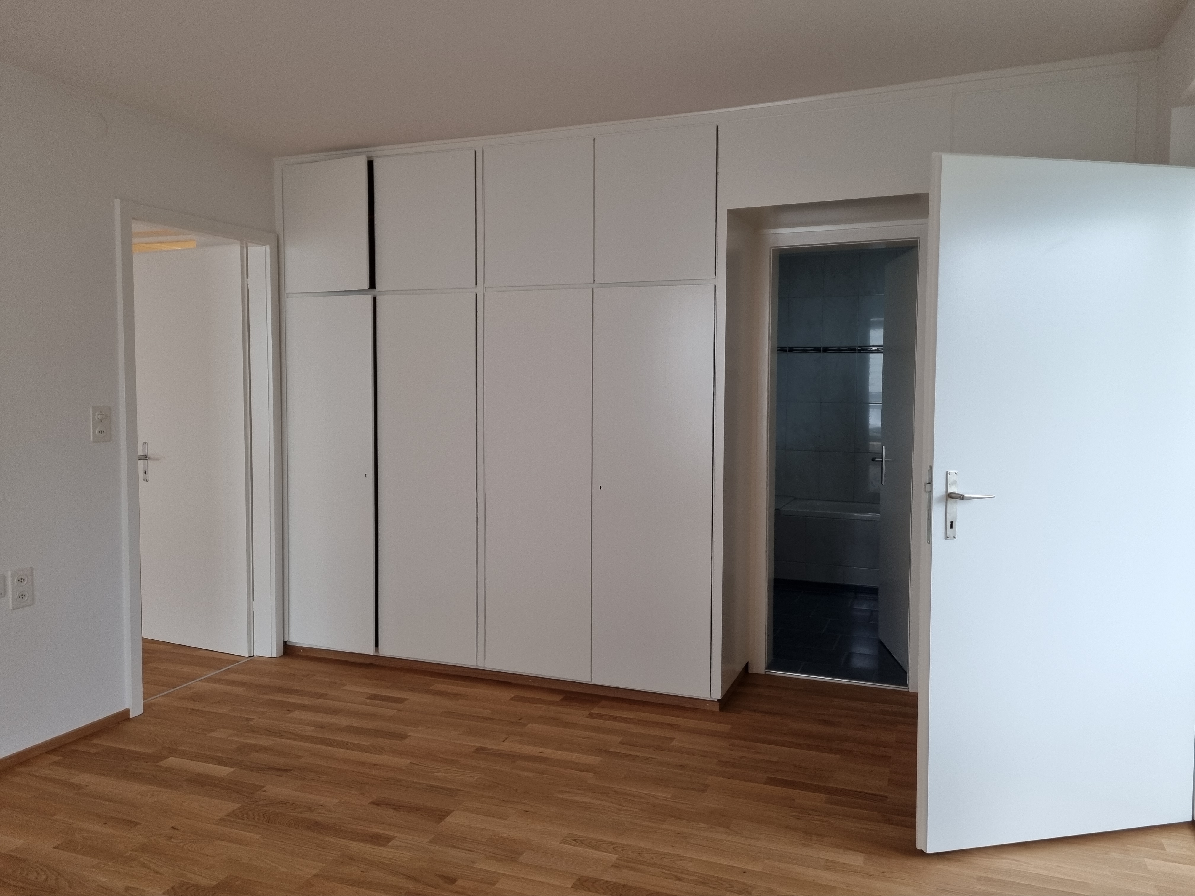 Helles Schlafzimmer mit Einbauschrank