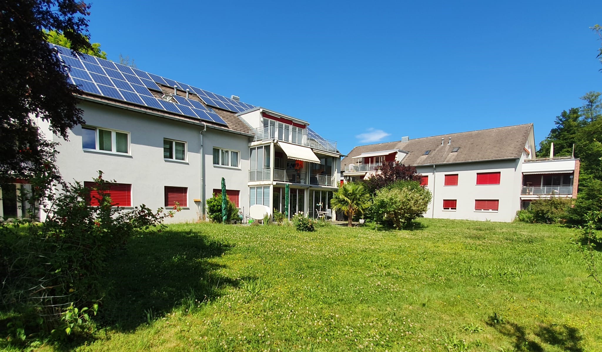 Großes Wohngebäude mit Solardach und Garten