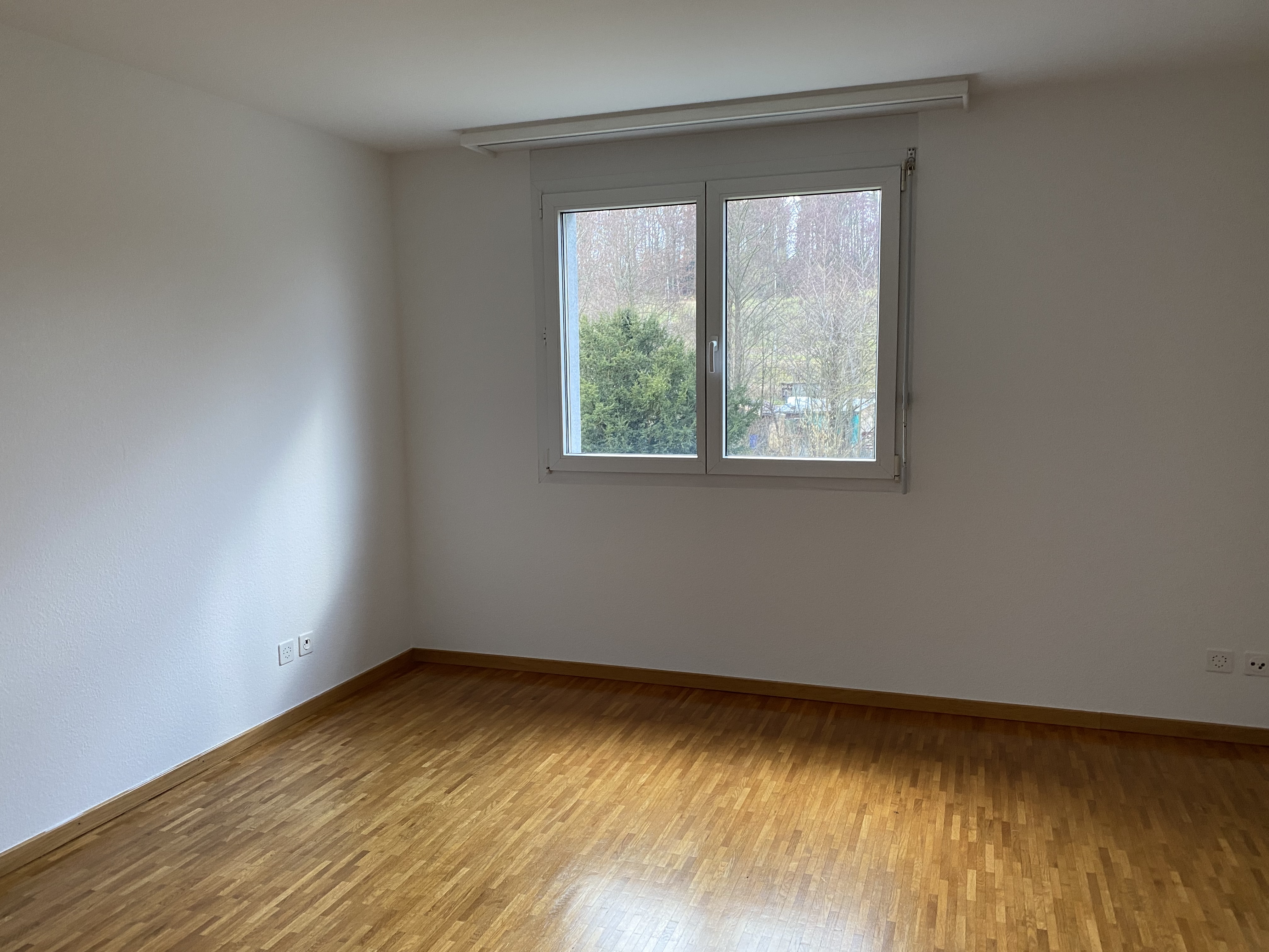 Leeres Zimmer mit Fenster