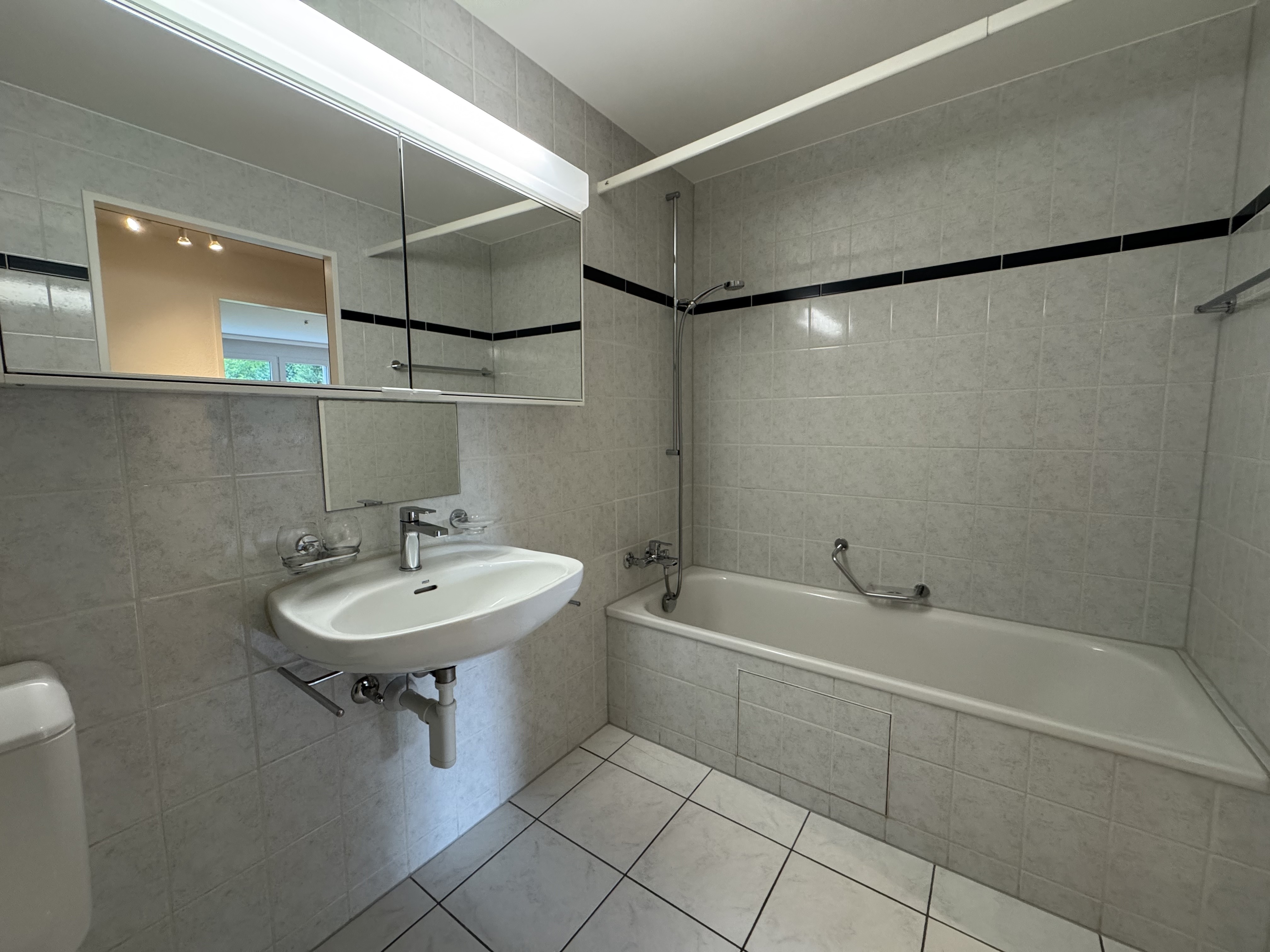 Badezimmer mit Wanne und Waschtisch