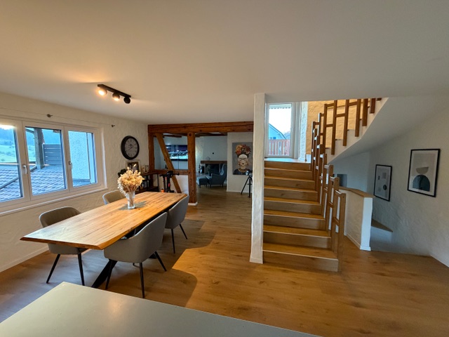 Offener Wohn- und Essbereich mit Treppe