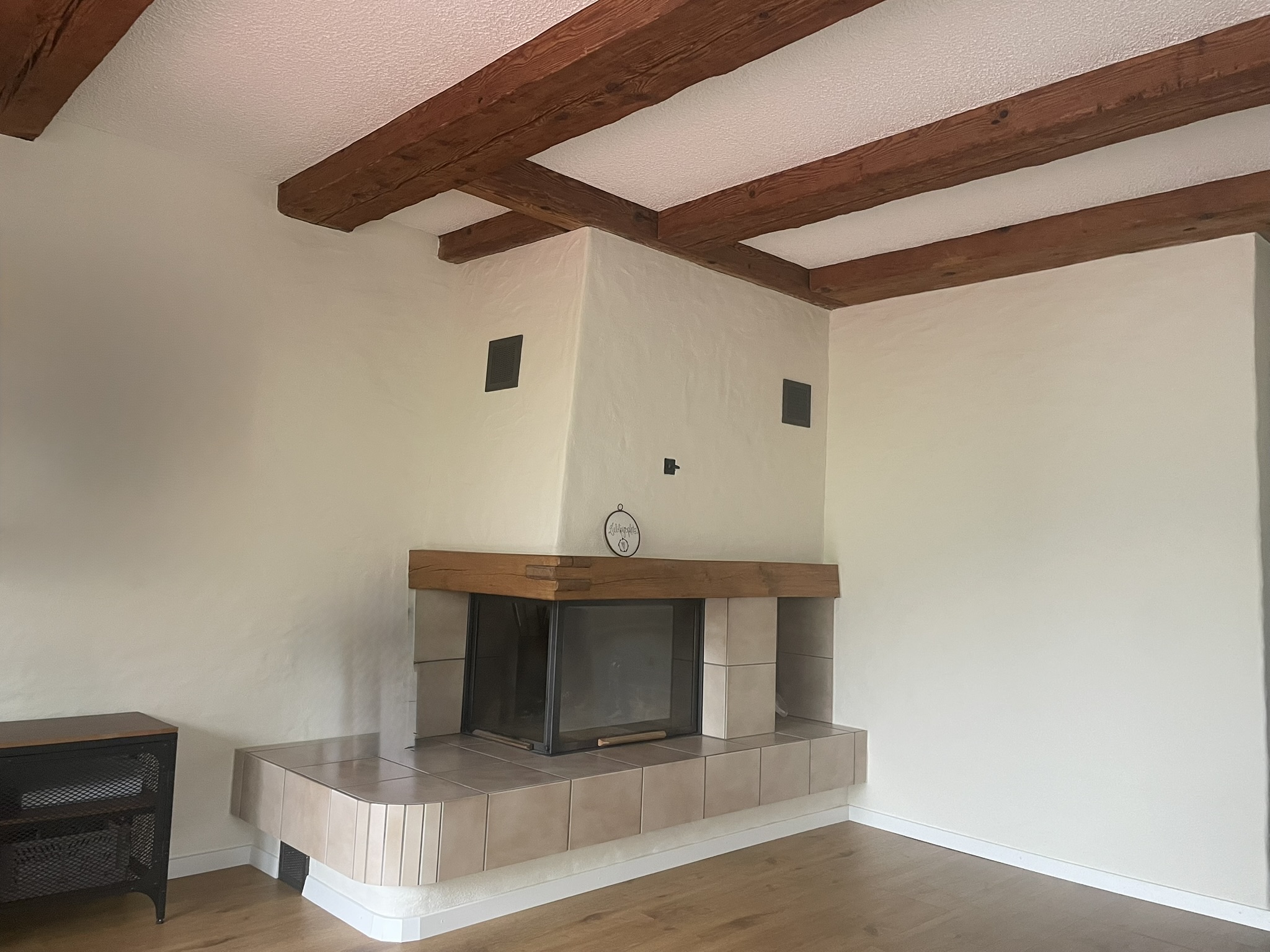 Wohnzimmer mit Kamin