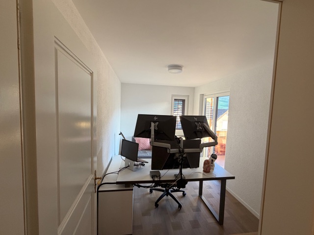 Homeoffice mit Schreibtisch und Monitoren