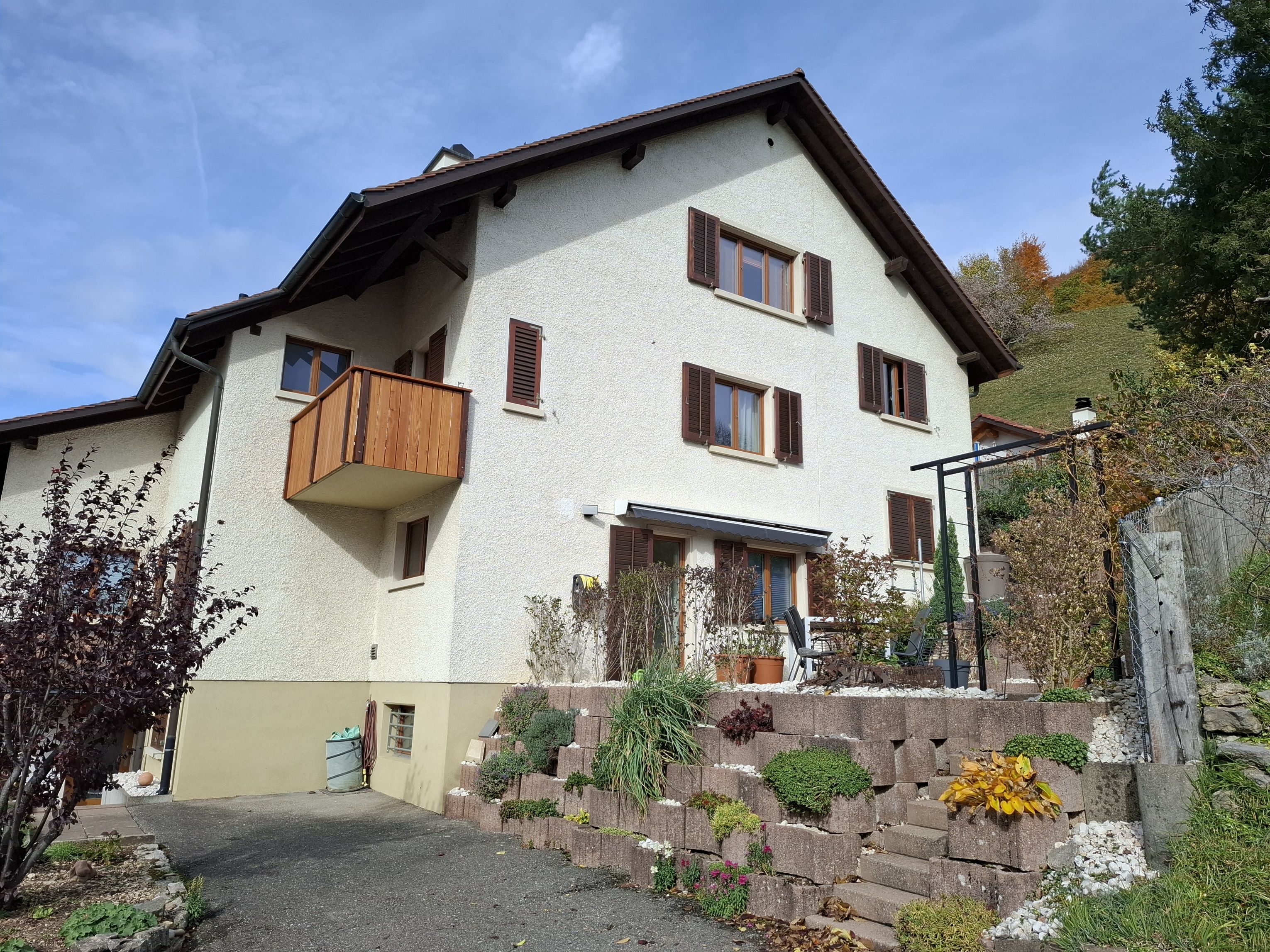 Einfamilienhaus mit Satteldach und Garten