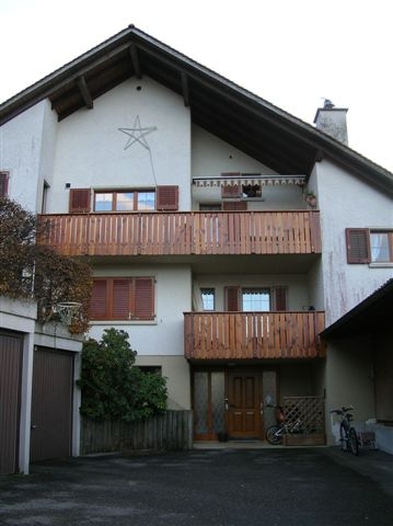 Mehrfamilienhaus mit Holzbalkonen