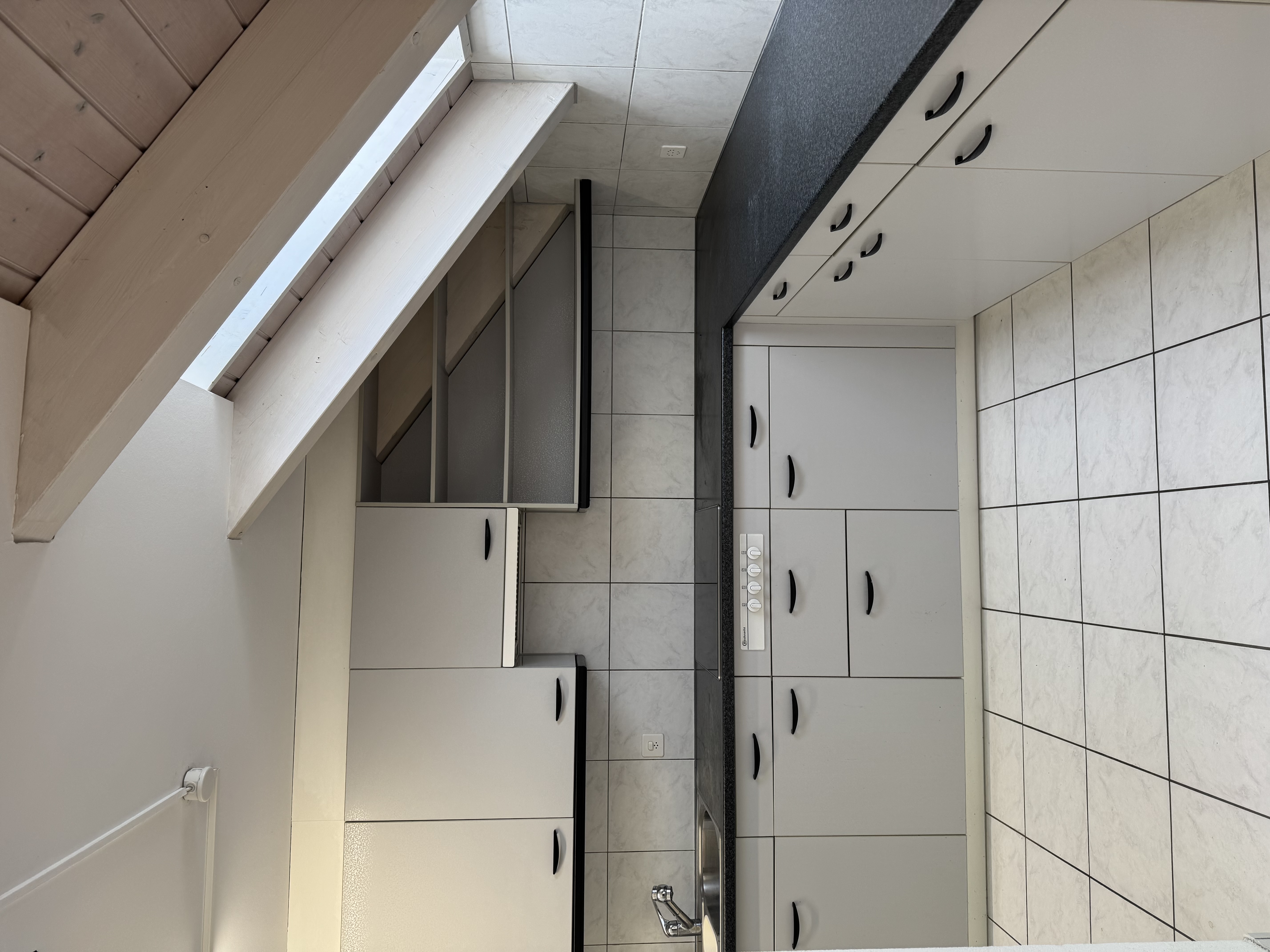 Dachgeschossküche mit Schrägdach