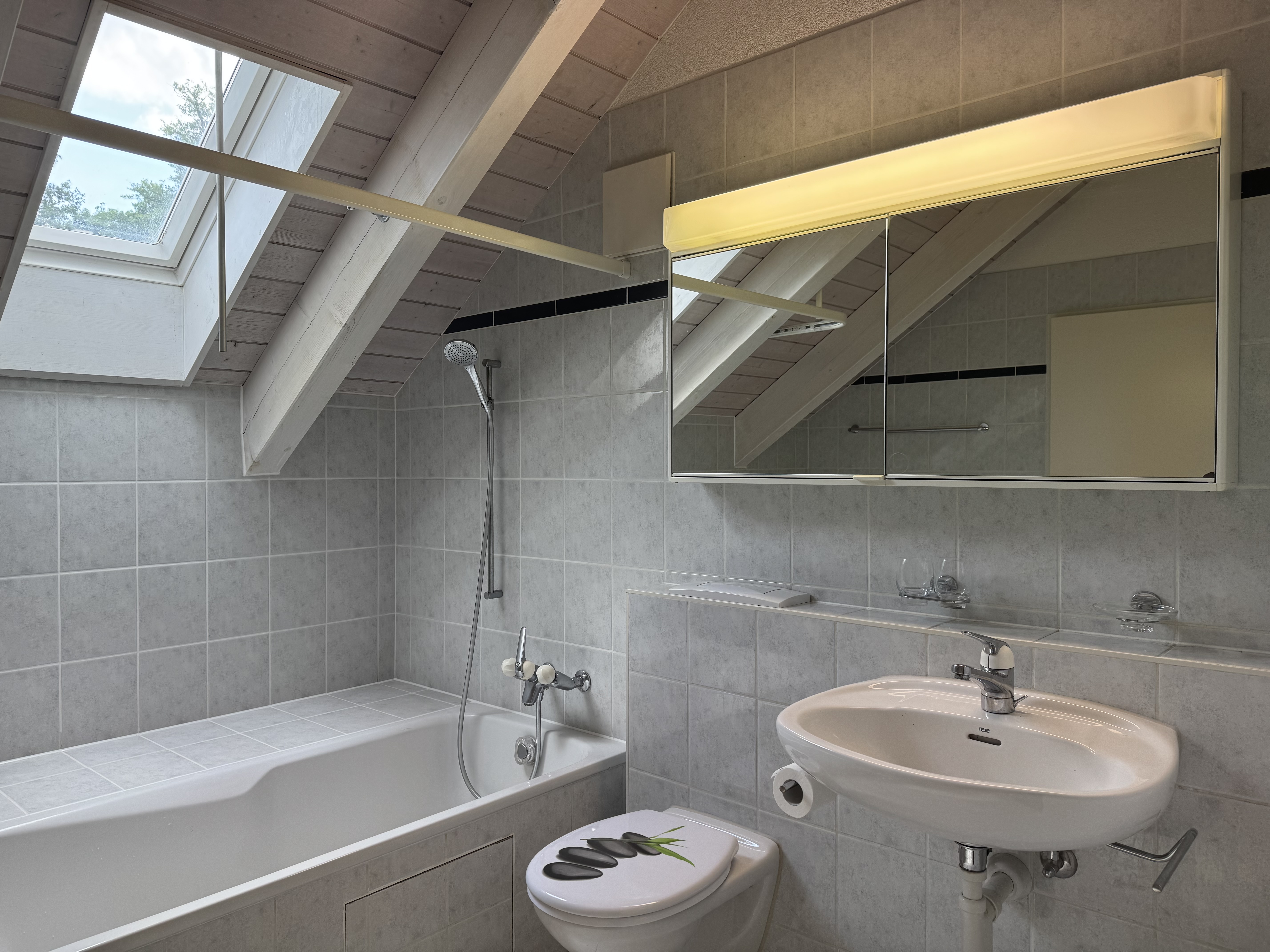 Dachbad mit Badewanne und Dachfenster