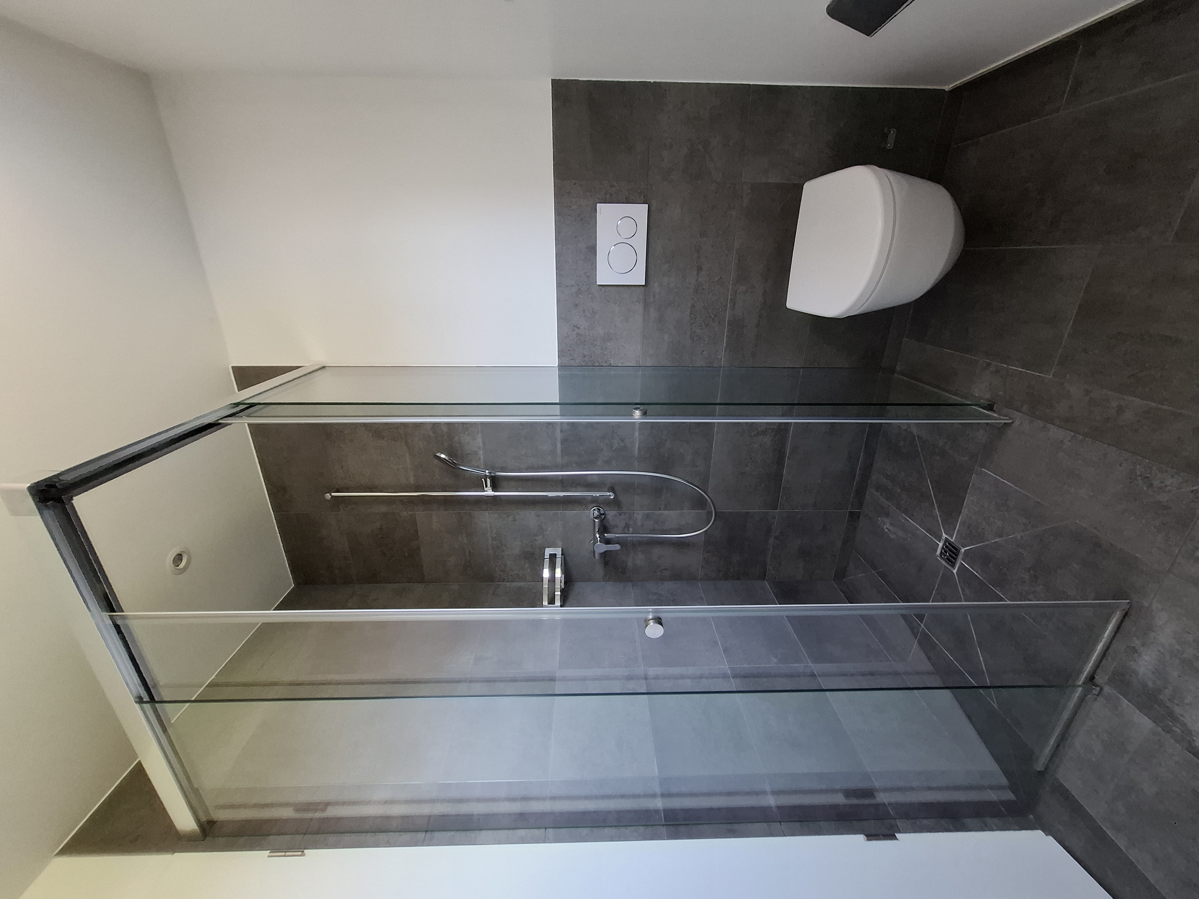 Modernes Bad mit begehbarer Dusche und WC