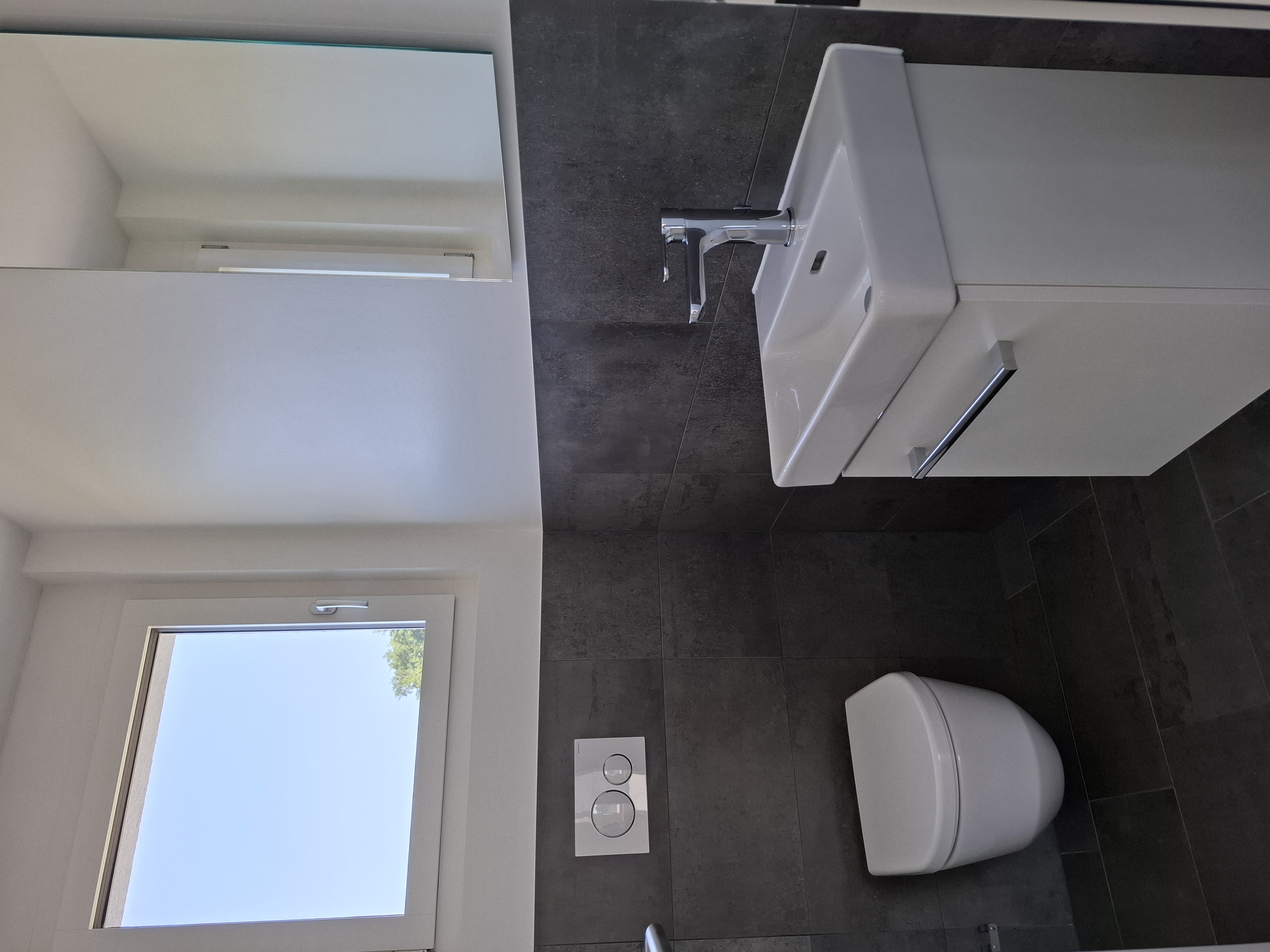 Modernes Gäste-WC mit Wand-WC und Handwaschbecken