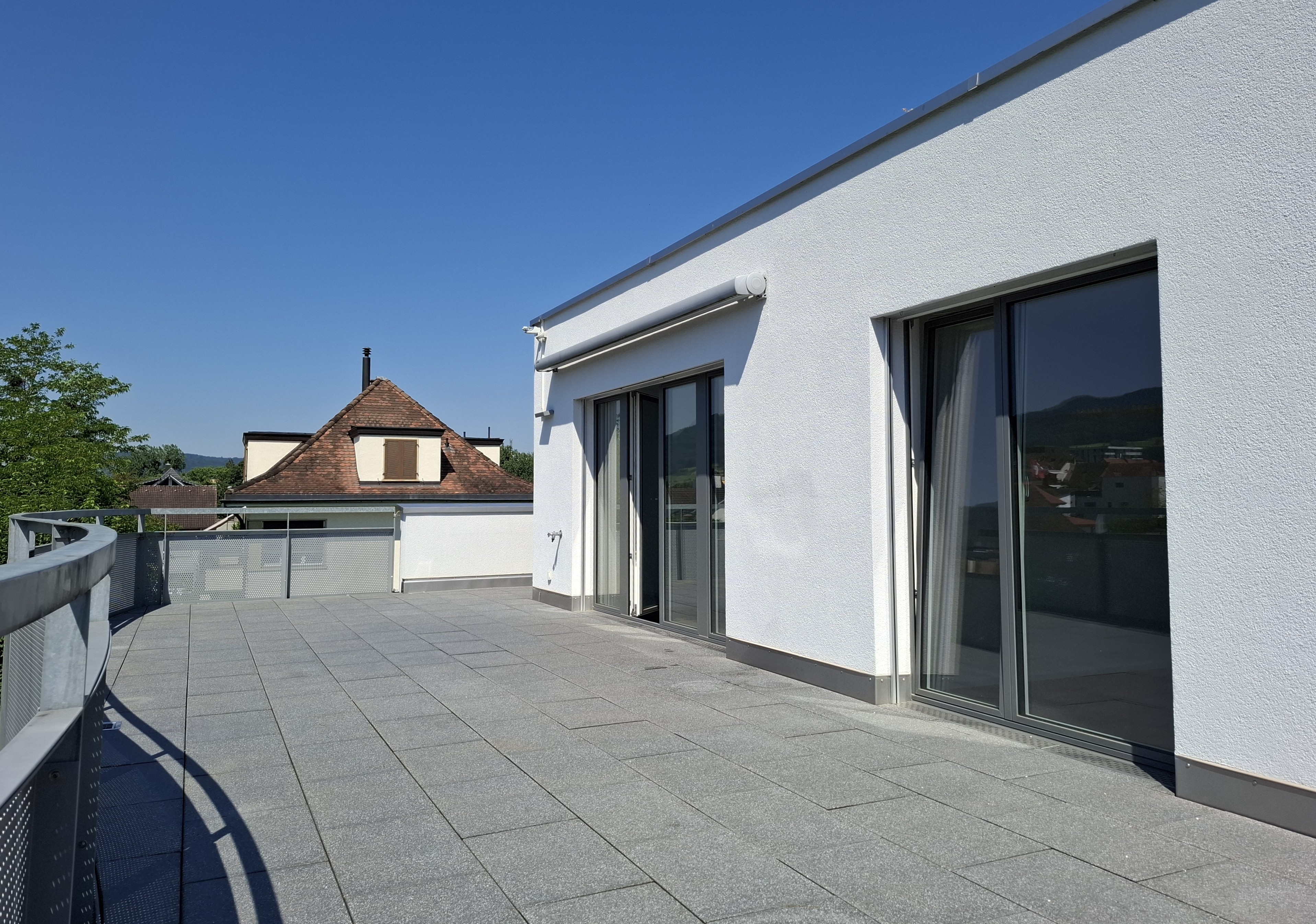 Dachterrasse mit moderner Fassadenansicht