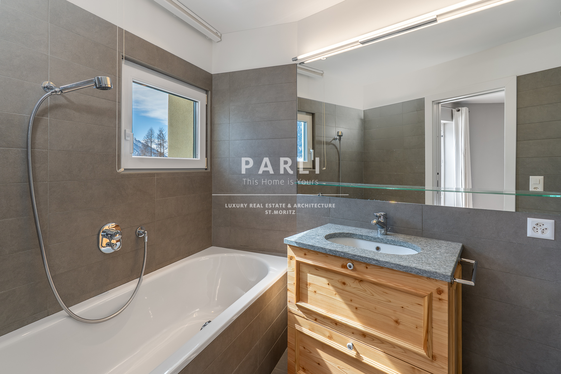 Modernes Badezimmer mit Badewanne und Holzwaschtisch