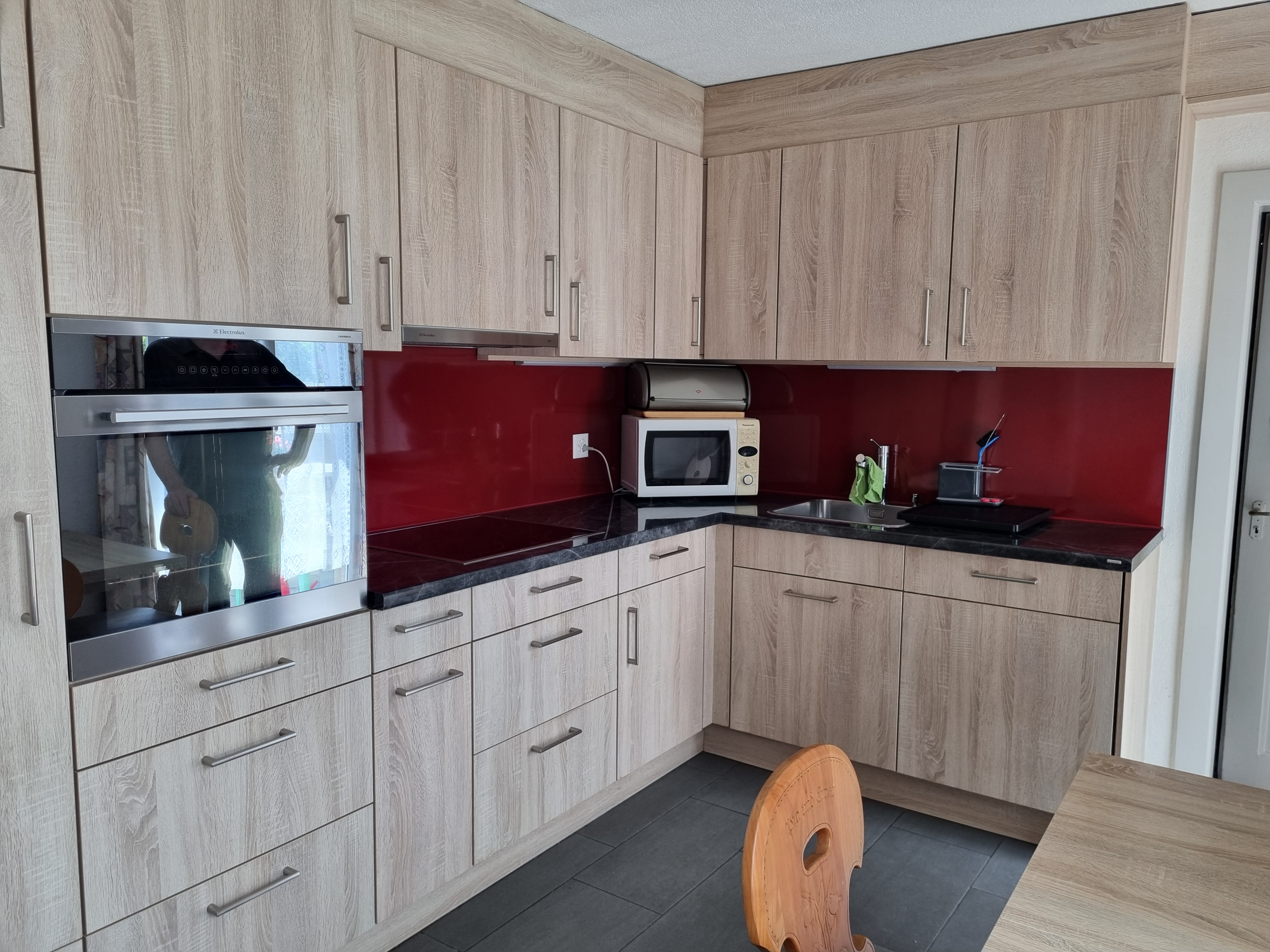 Moderne Eckküche mit Holztönen