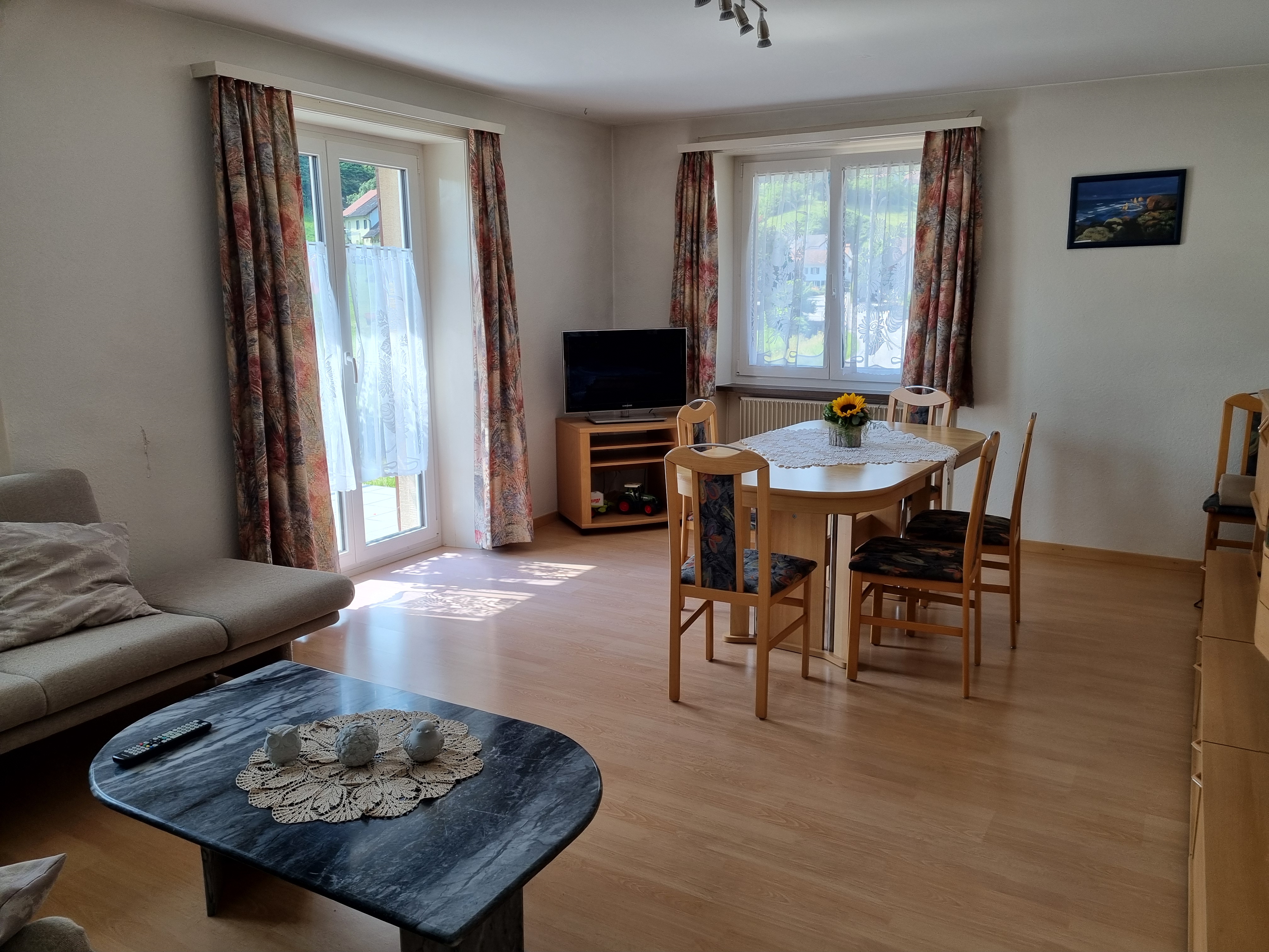 Helles Wohn- und Esszimmer mit Balkonzugang