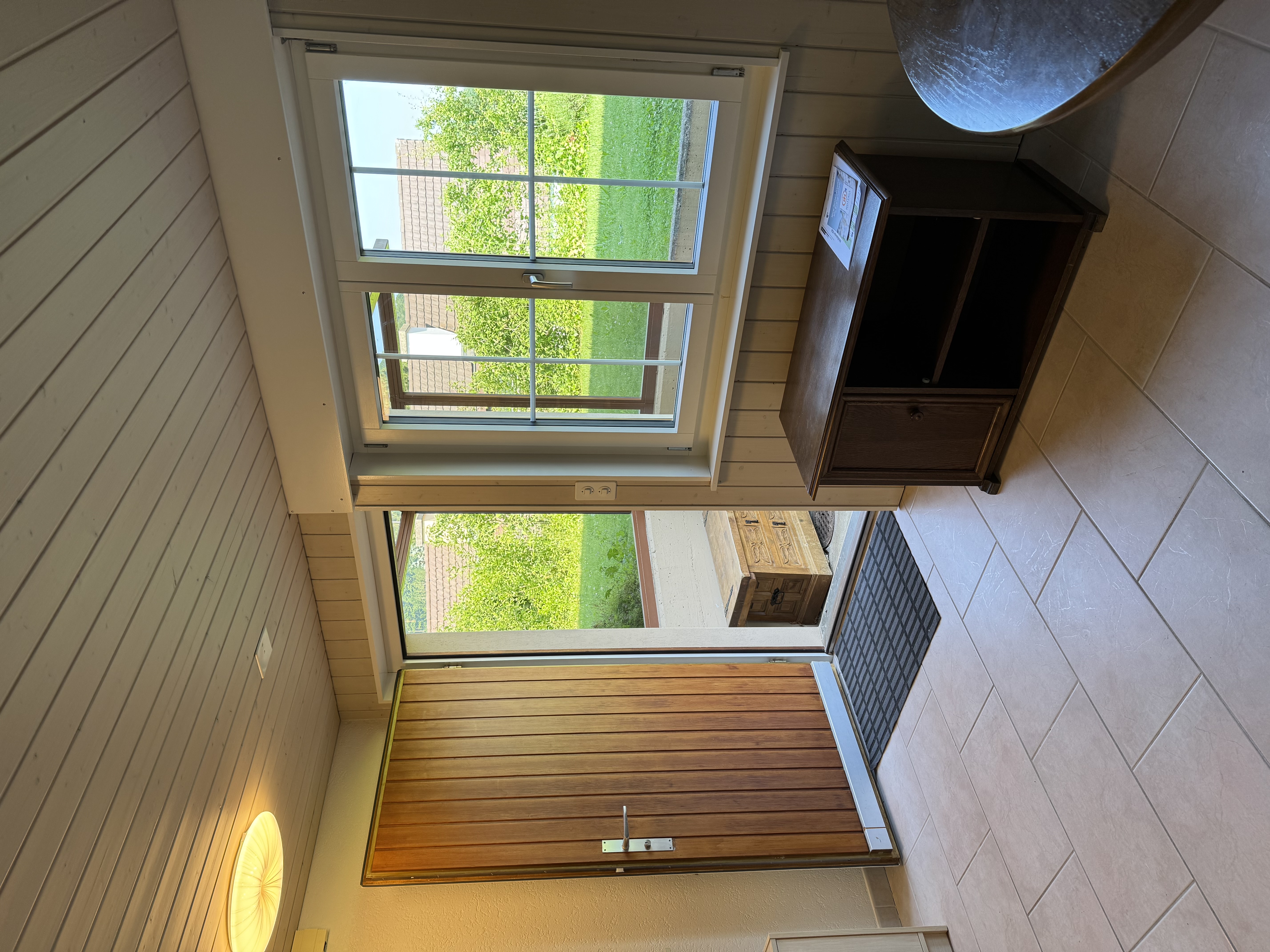 Heller Eingangsbereich mit Gartenausblick