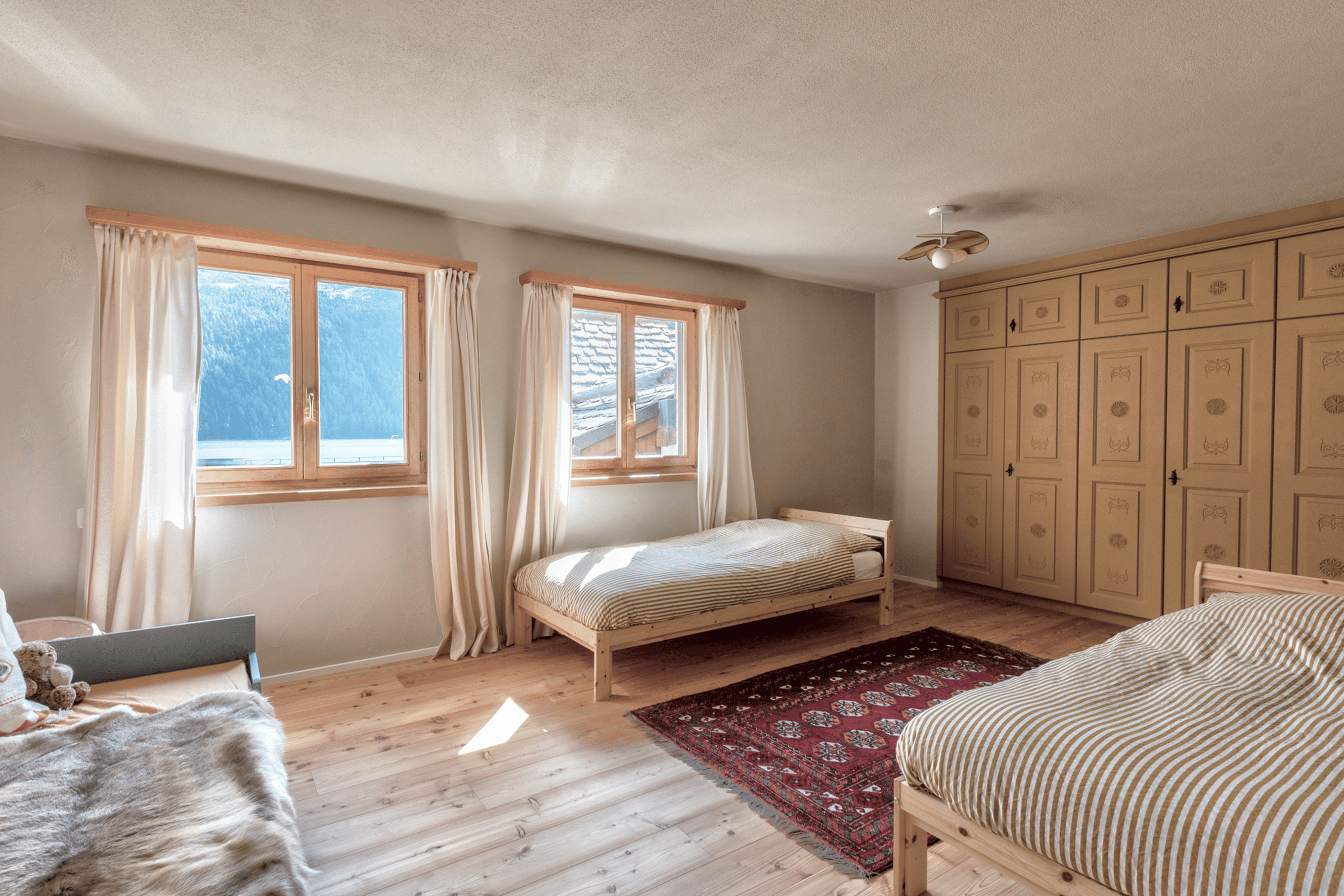 Gemütliches Schlafzimmer mit Bergblick