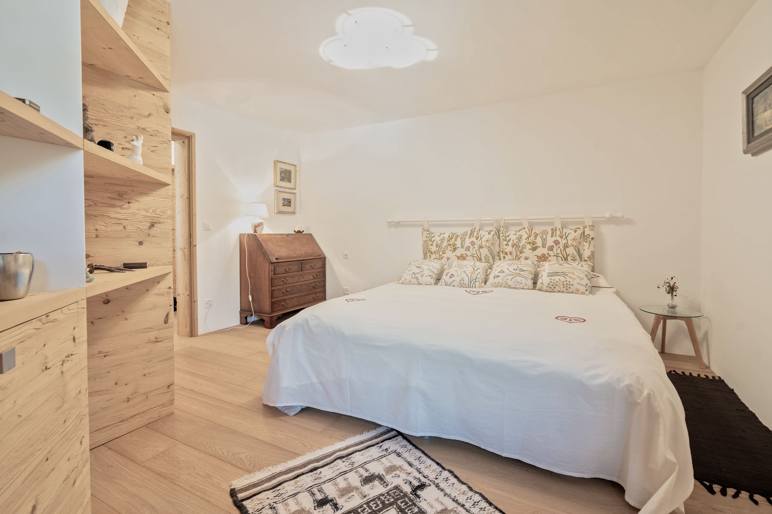 Helles Schlafzimmer mit Holzdetails