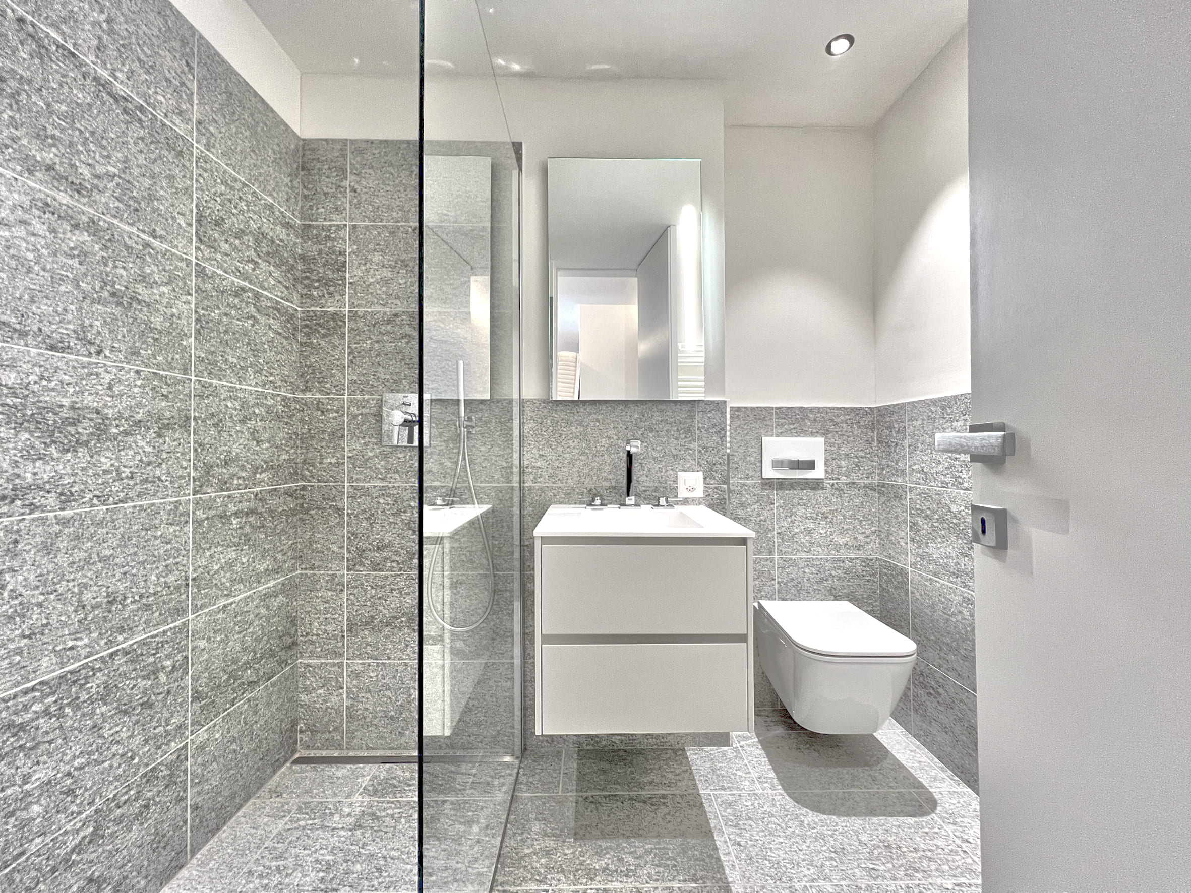 Modernes Bad mit Walk-in-Dusche und wandhängendem WC