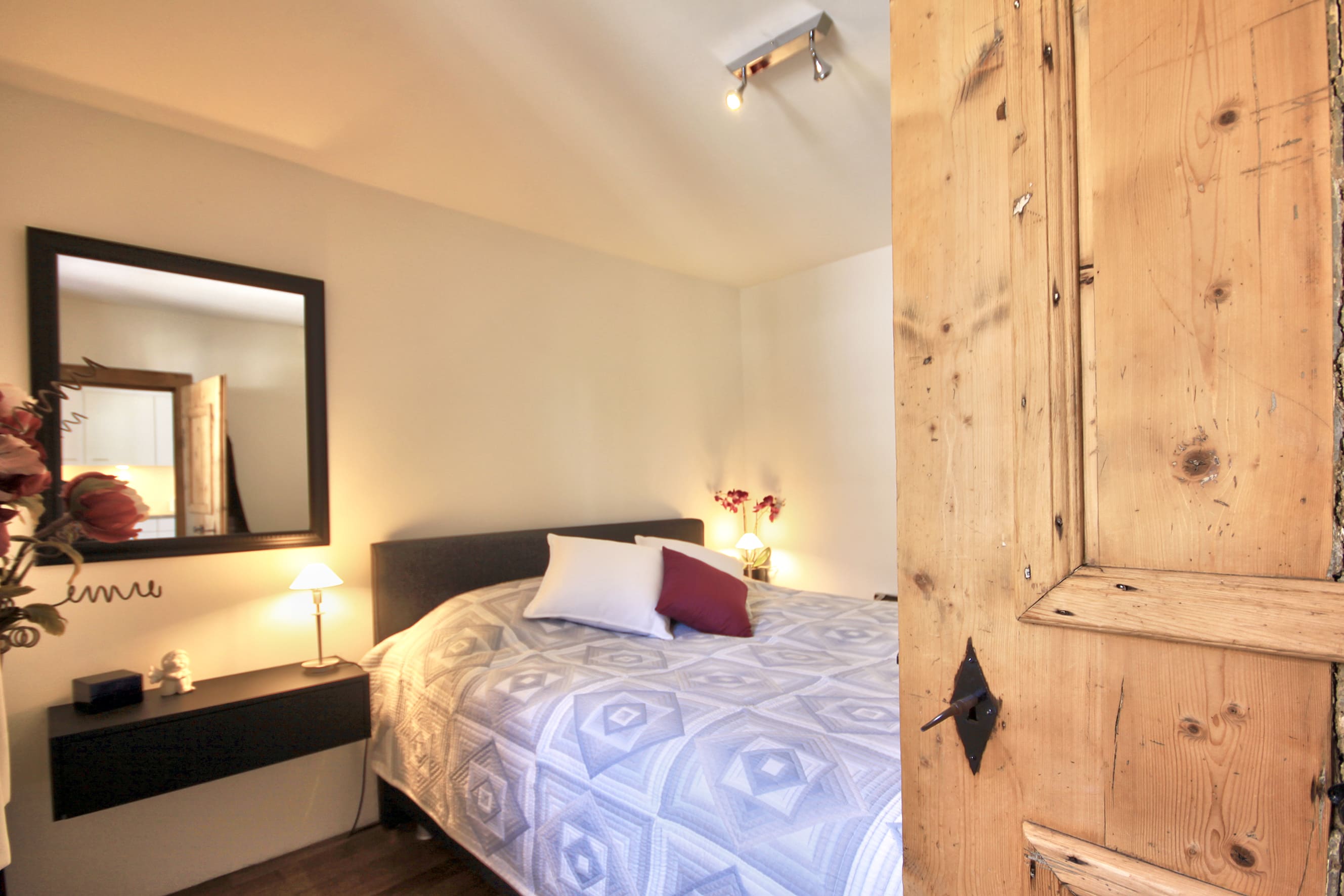 Gemütliches Schlafzimmer mit schlichtem Dekor