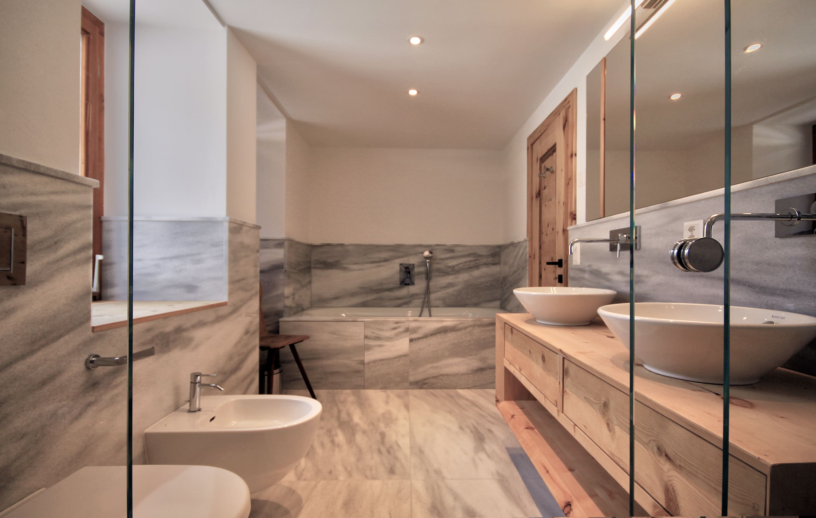 Modernes Badezimmer mit Natursteinoptik und Doppelwaschtisch