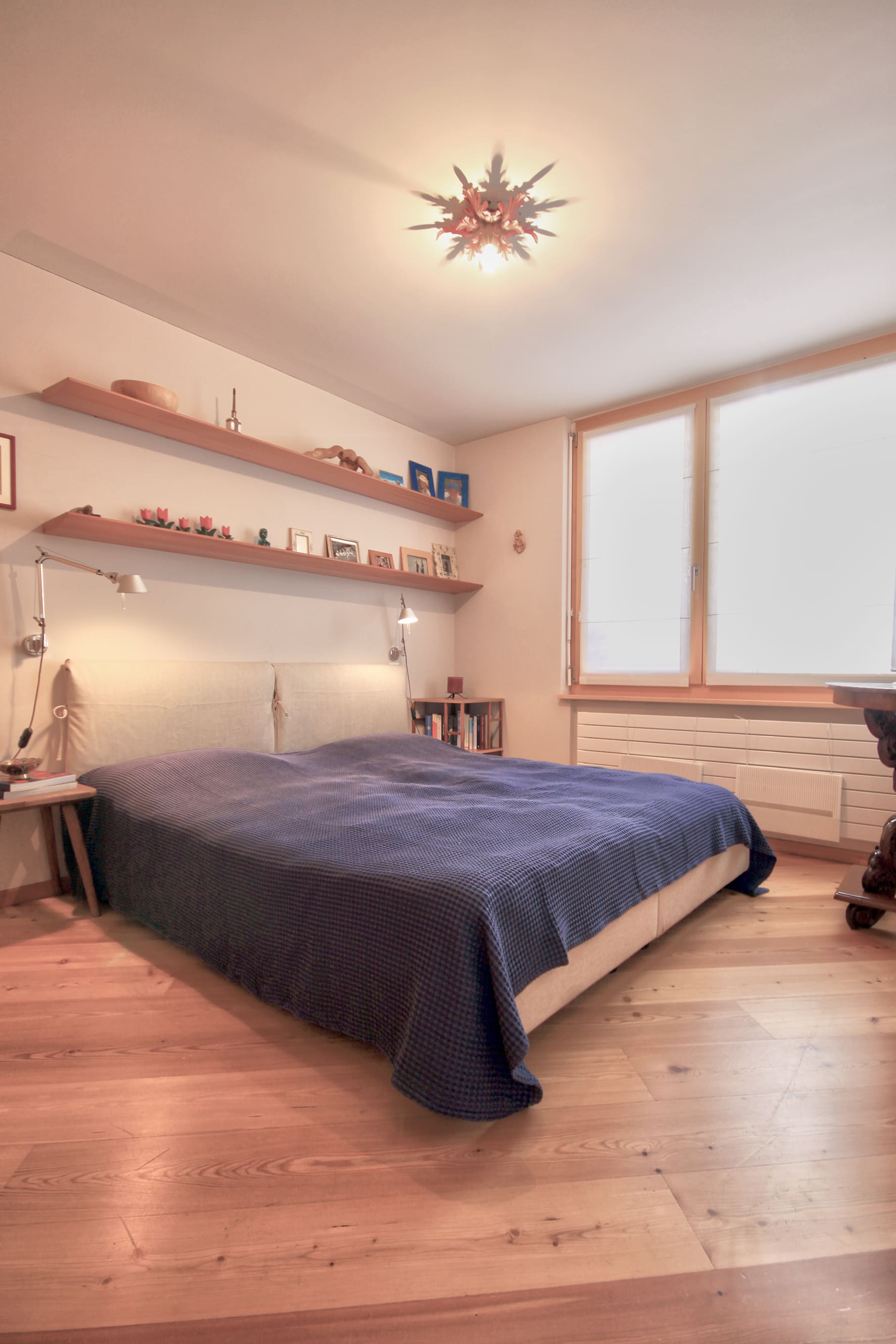 Helles Schlafzimmer mit Holzfußboden