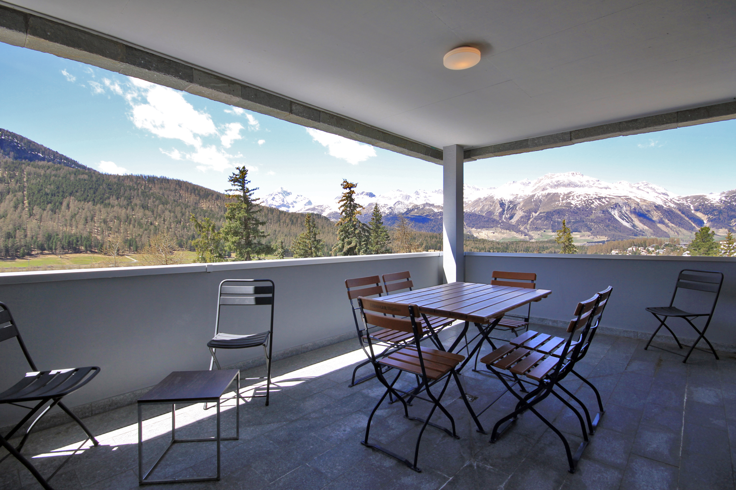 Überdachte Terrasse mit Bergblick