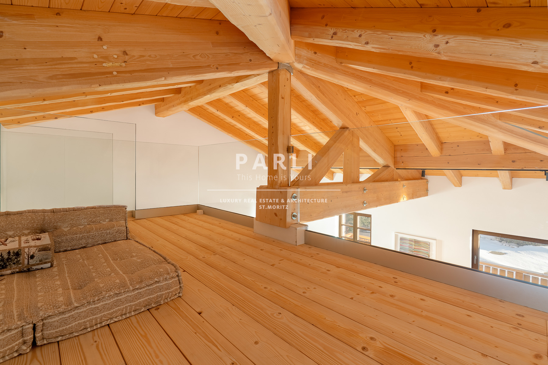 Dachgeschoss mit sichtbarem Holztragwerk
