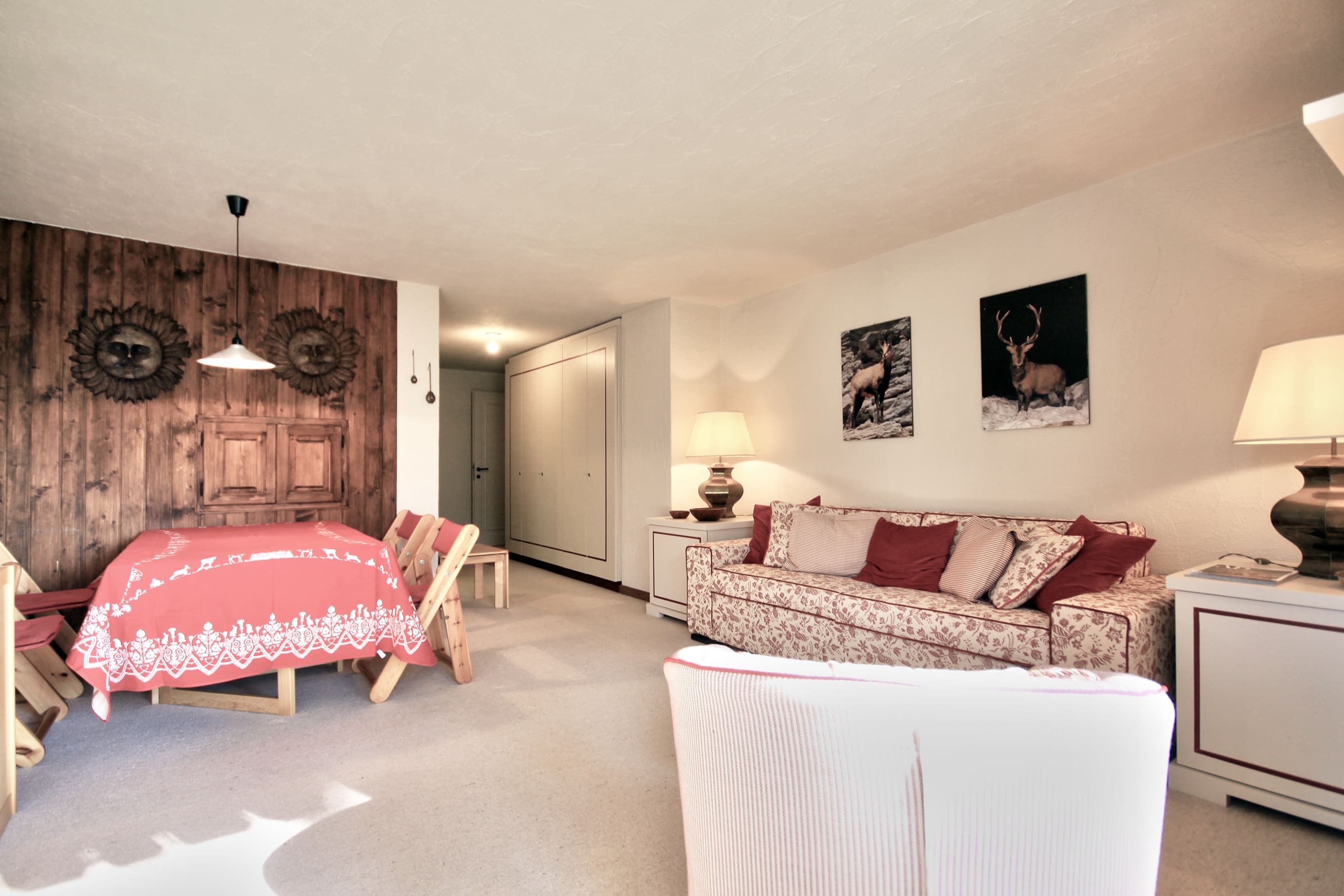 Gemütliches Wohn- und Esszimmer im Alpenstil