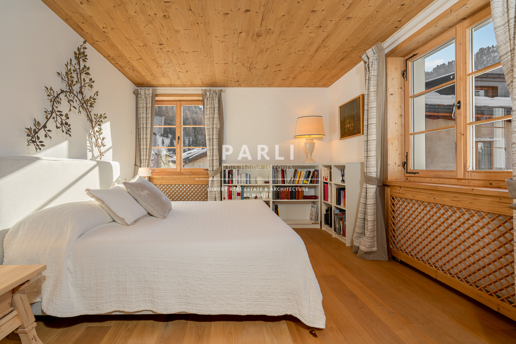 Gemütliches Schlafzimmer mit Holzausstattung