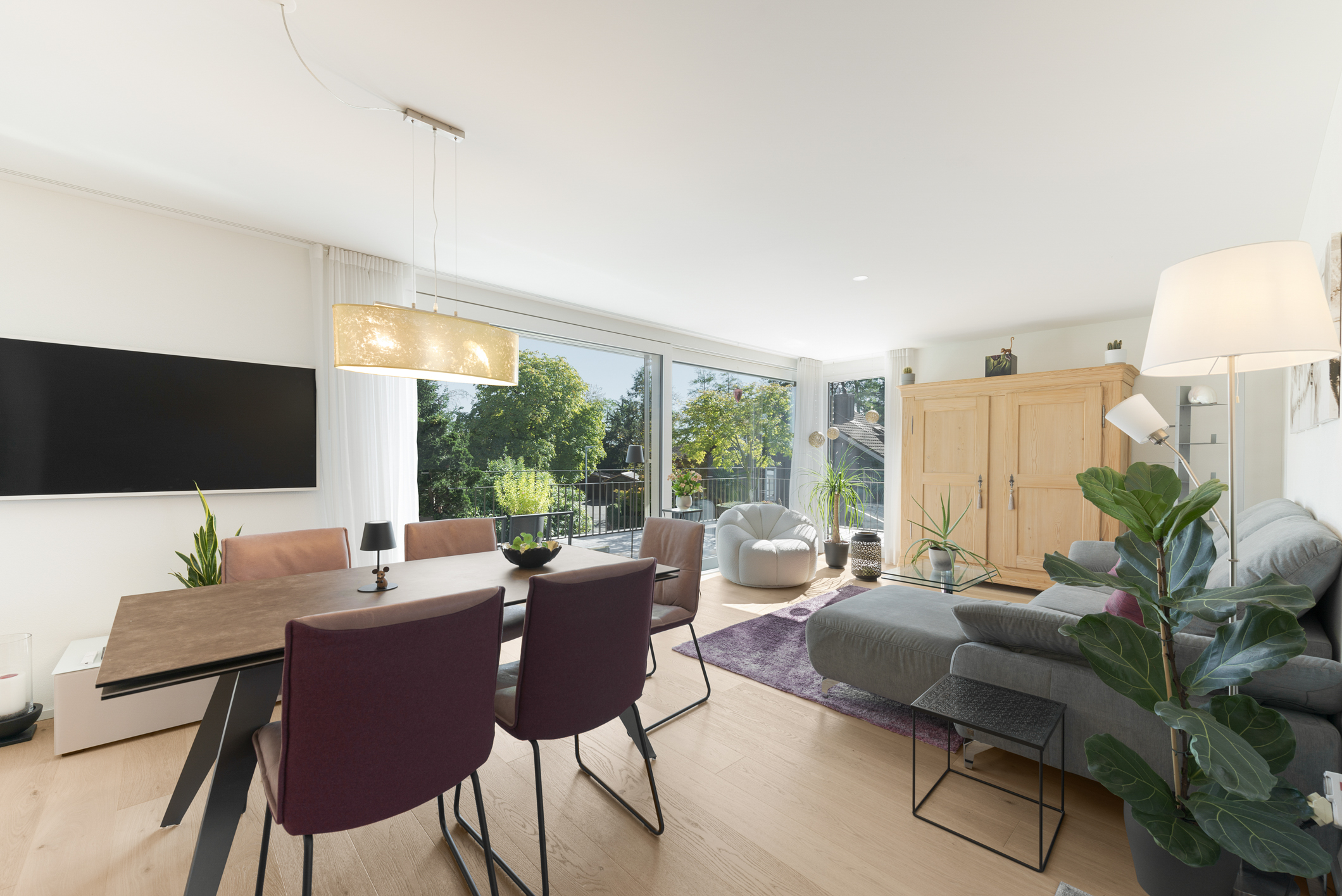 Helles Wohn- und Esszimmer mit Balkonblick