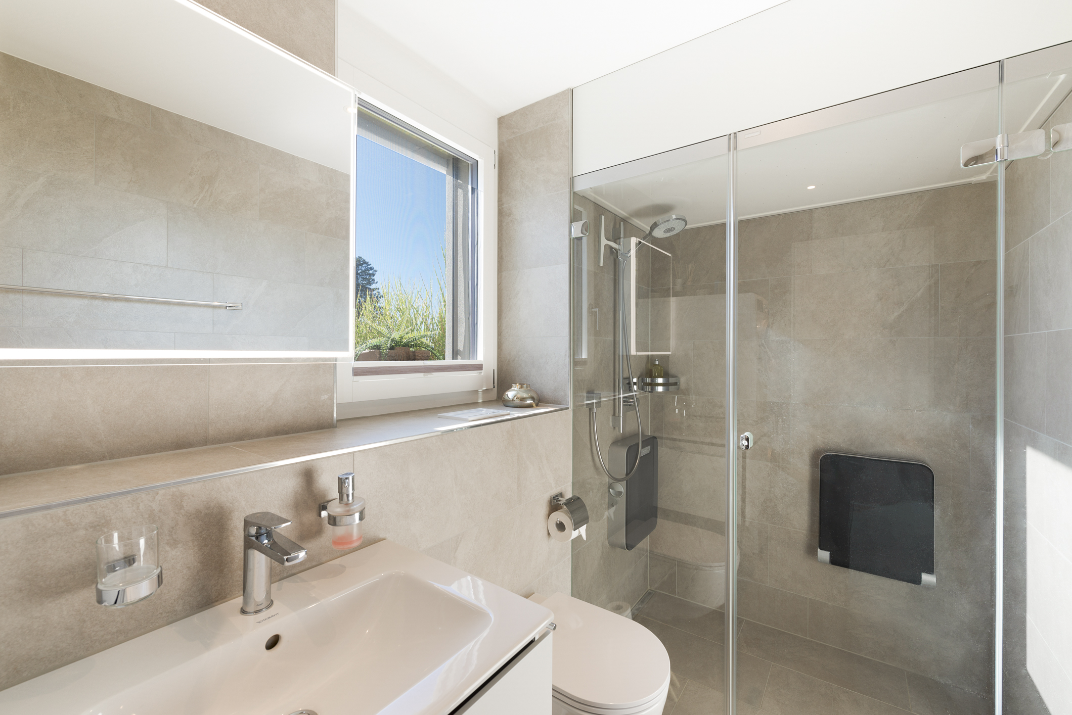 Modernes Badezimmer mit Glasdusche und Fenster