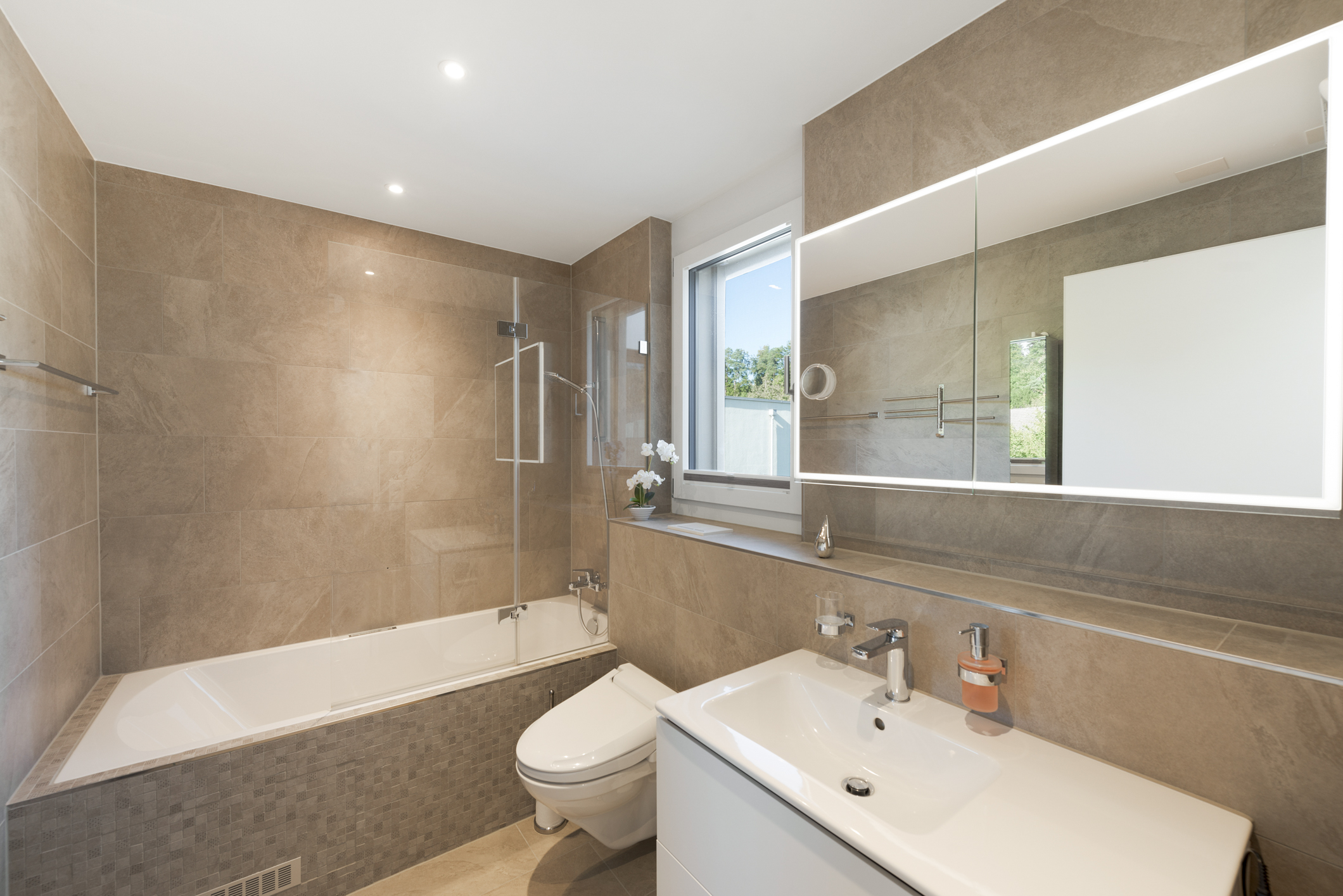 Modernes Badezimmer mit Wanne und Waschtisch