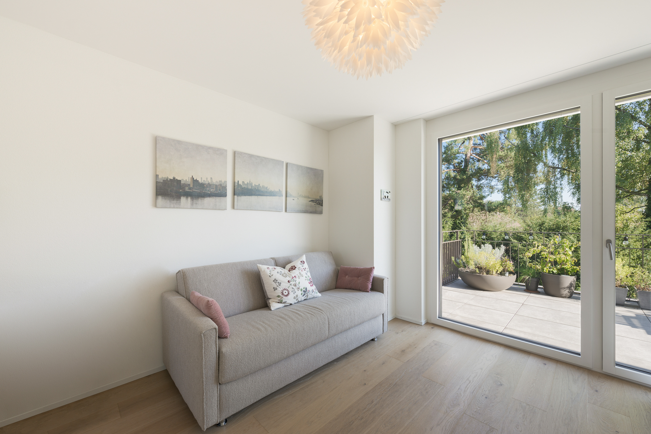 Helles Wohnzimmer mit Balkonzugang