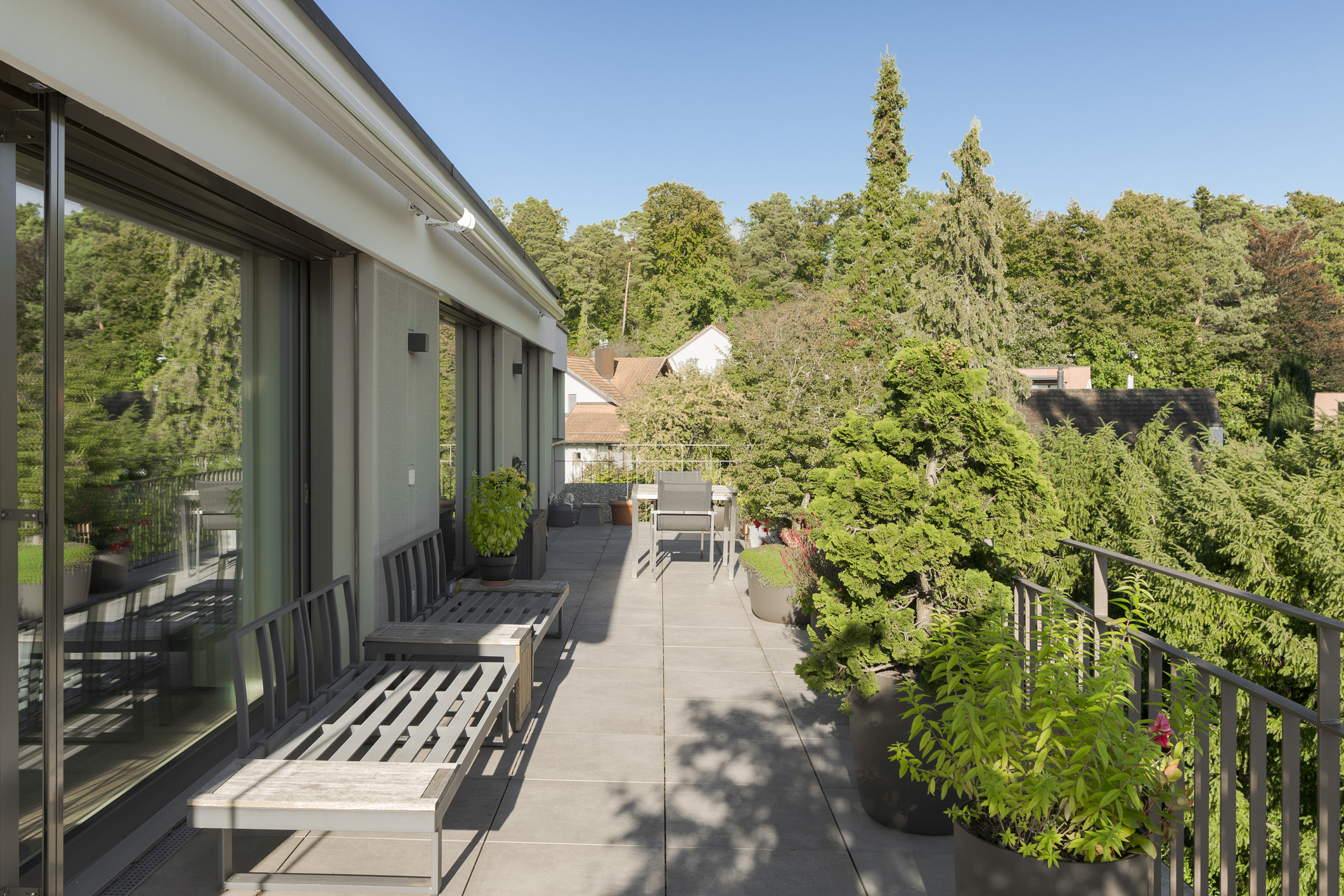 Große Dachterrasse mit Blick ins Grüne