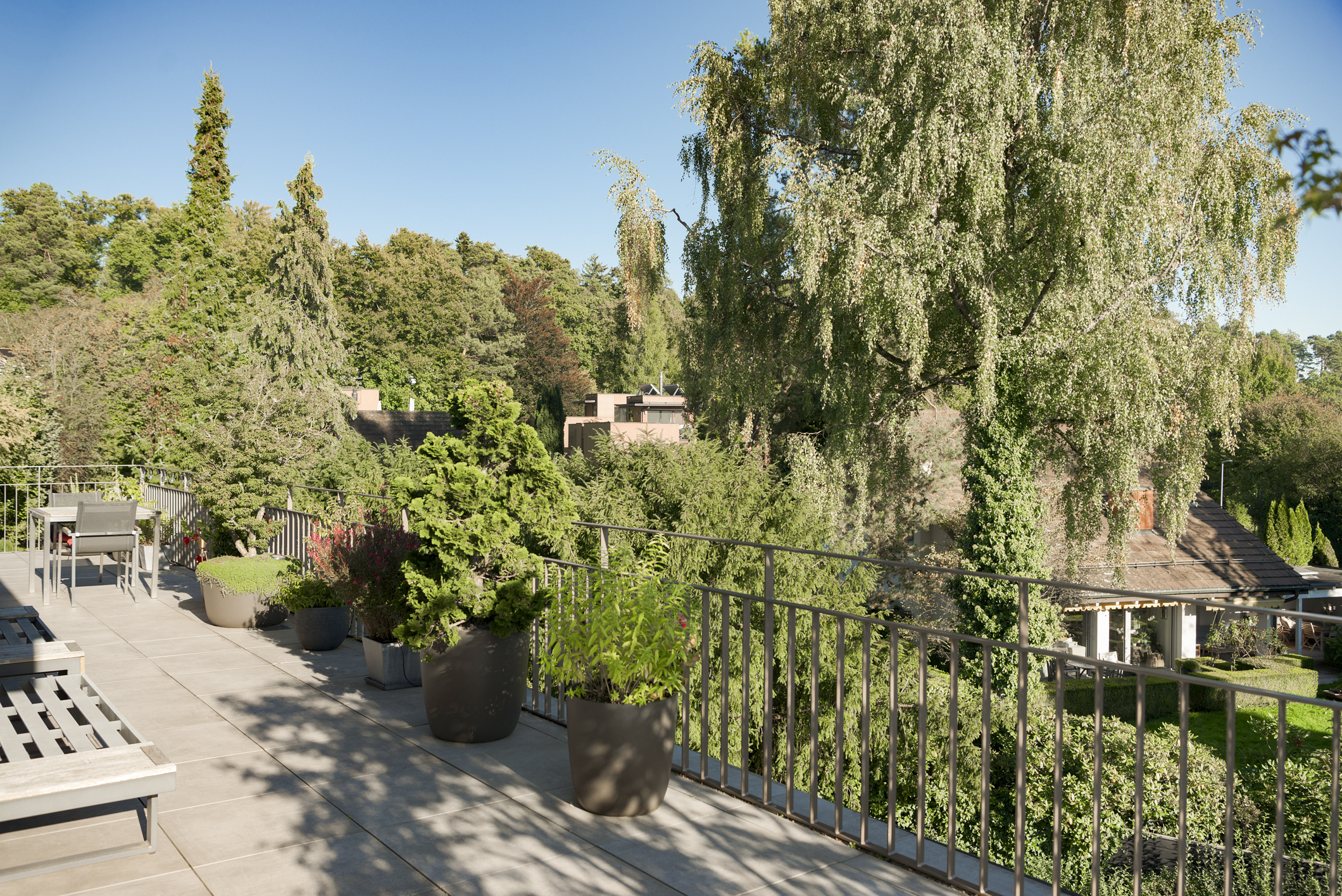 Großzügige Terrasse mit Gartenblick