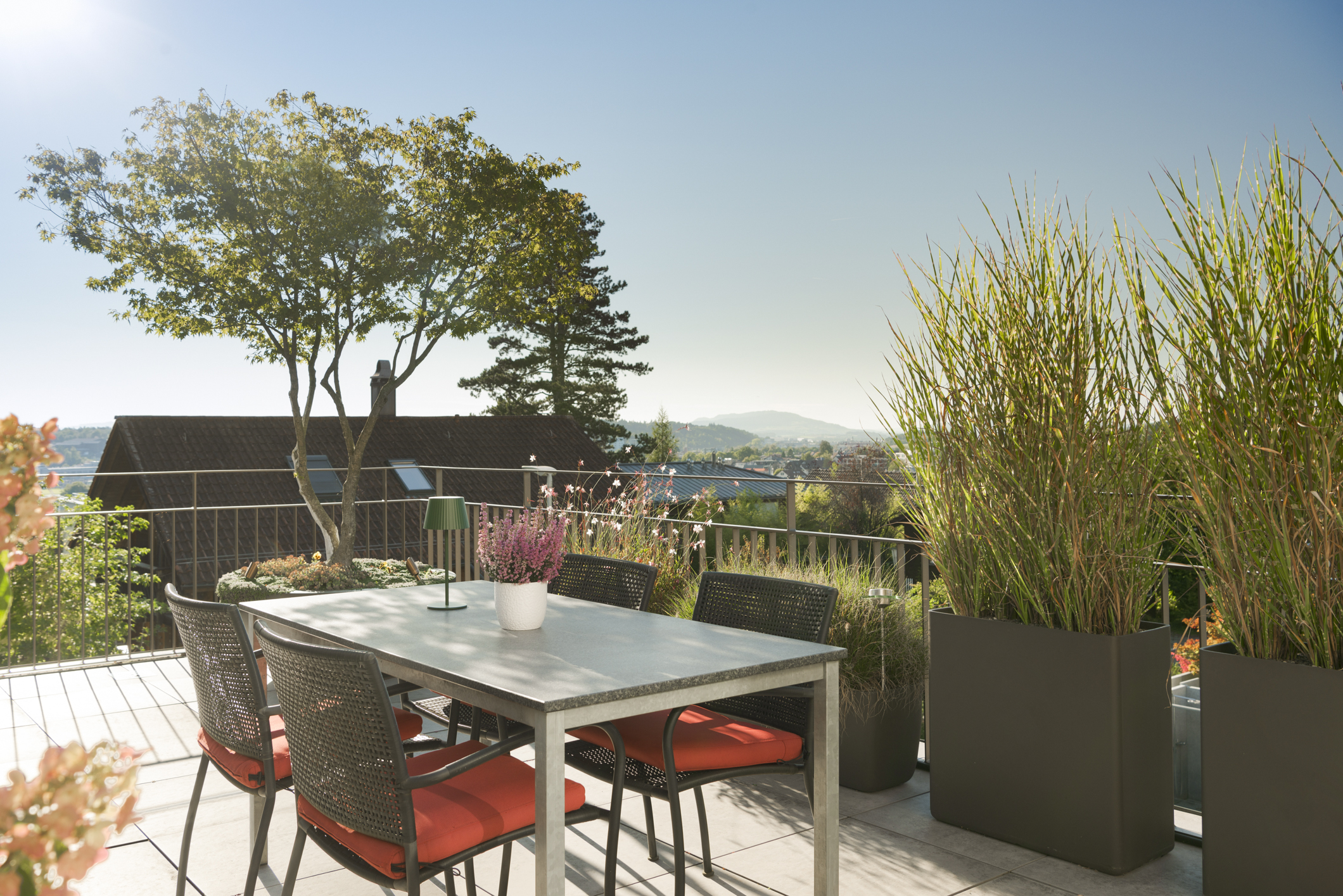 Terrasse mit Aussicht und Essbereich