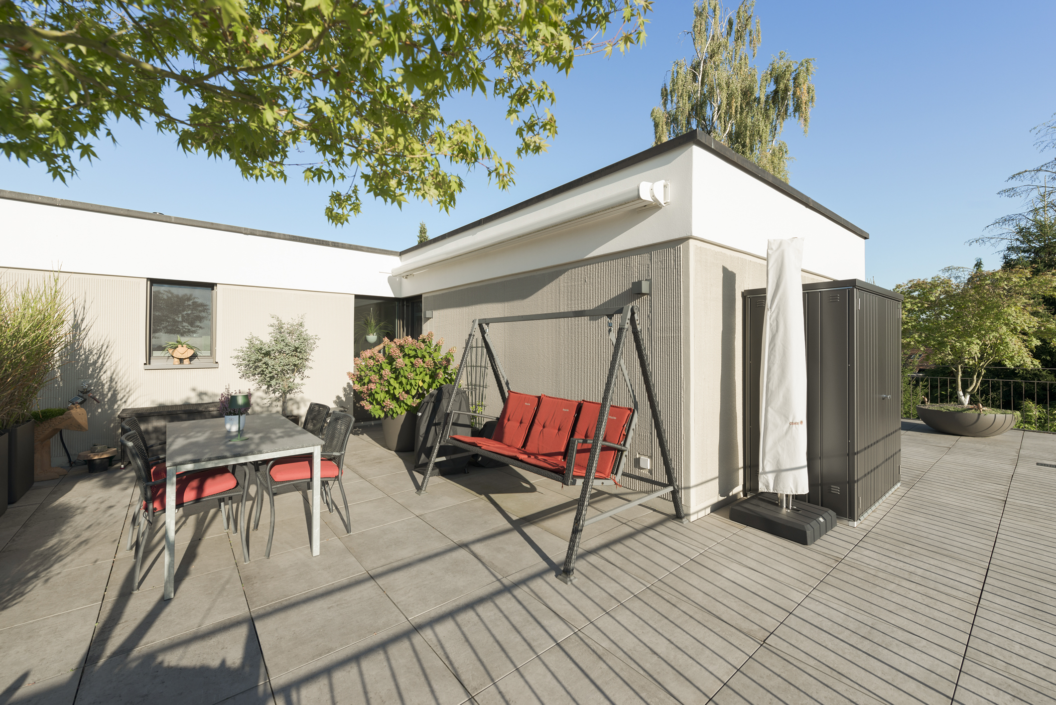 Moderne Dachterrasse mit Sitzbereich