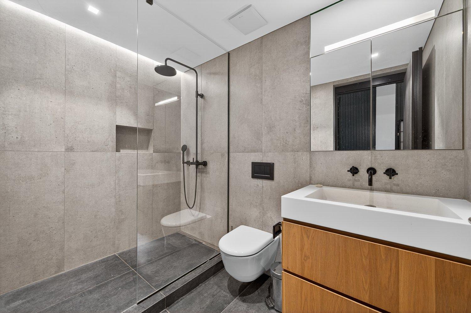 Modernes Badezimmer mit Walk-in-Dusche