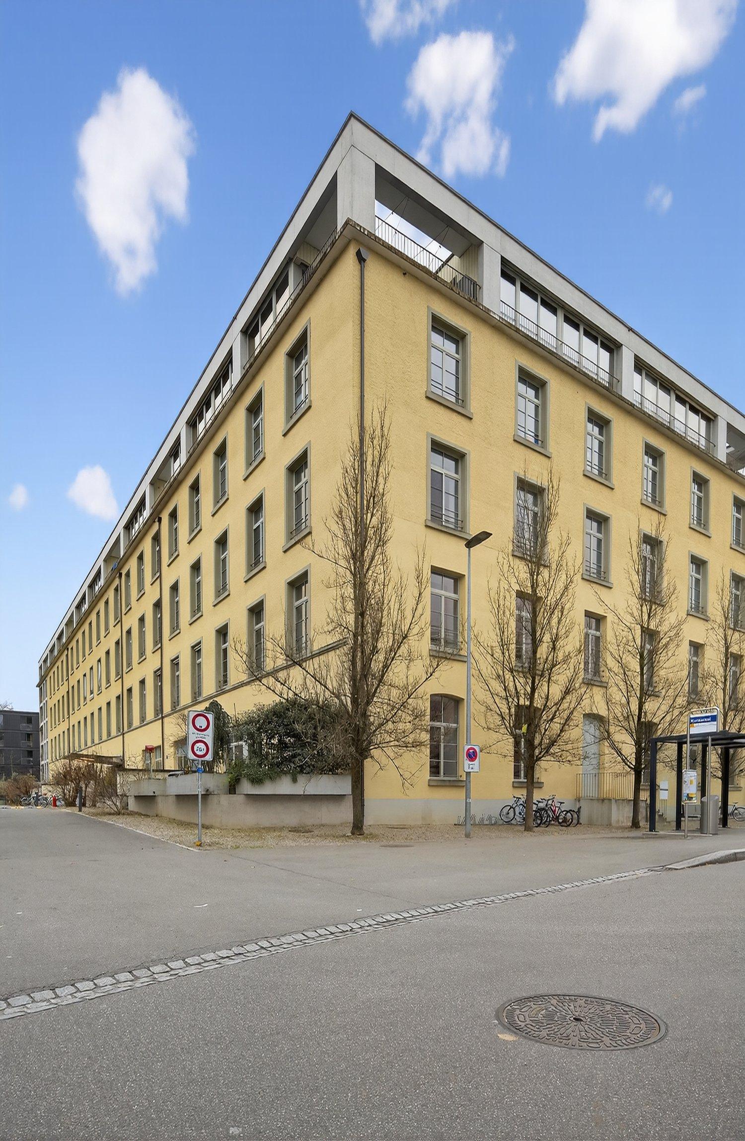 Mehrfamilienhaus mit gelber Fassade