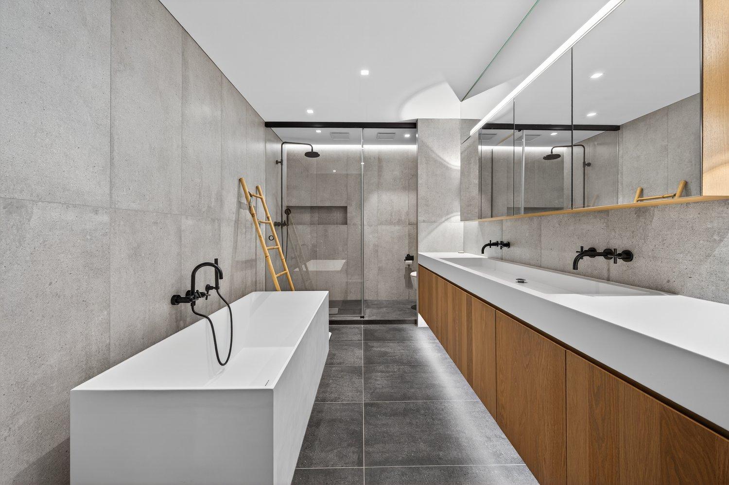 Modernes Badezimmer mit Badewanne und Doppelwaschtisch