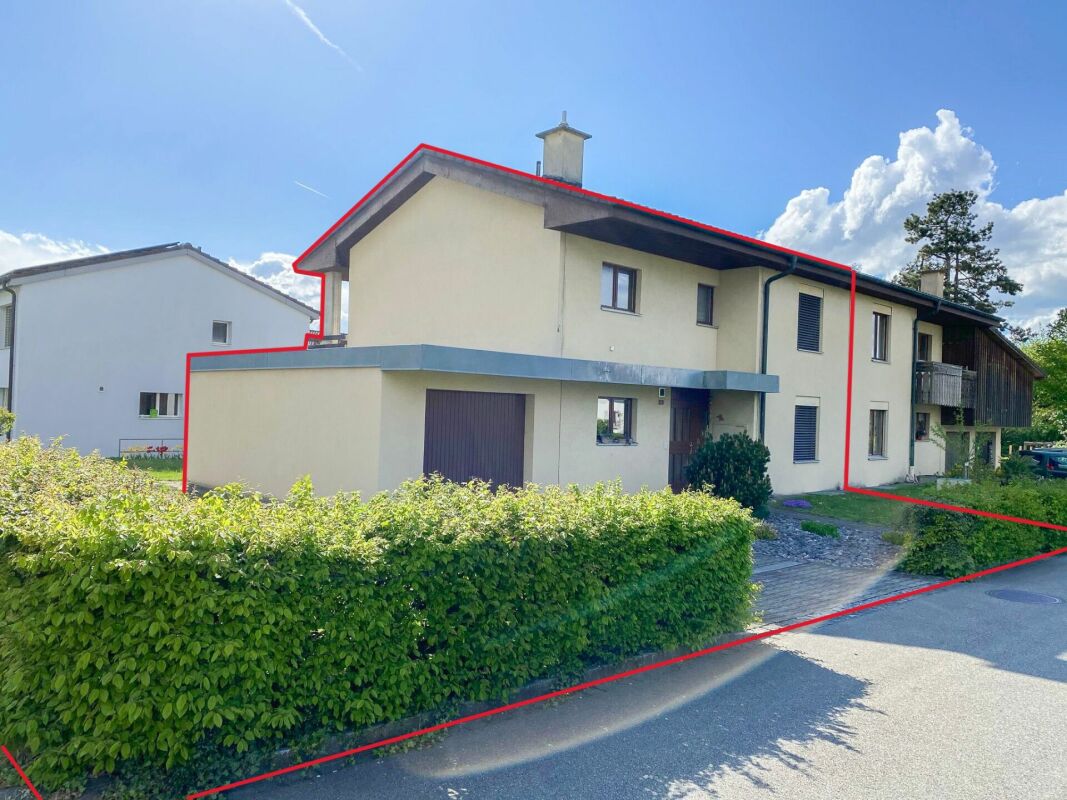 Freistehendes Wohnhaus mit roter Markierung