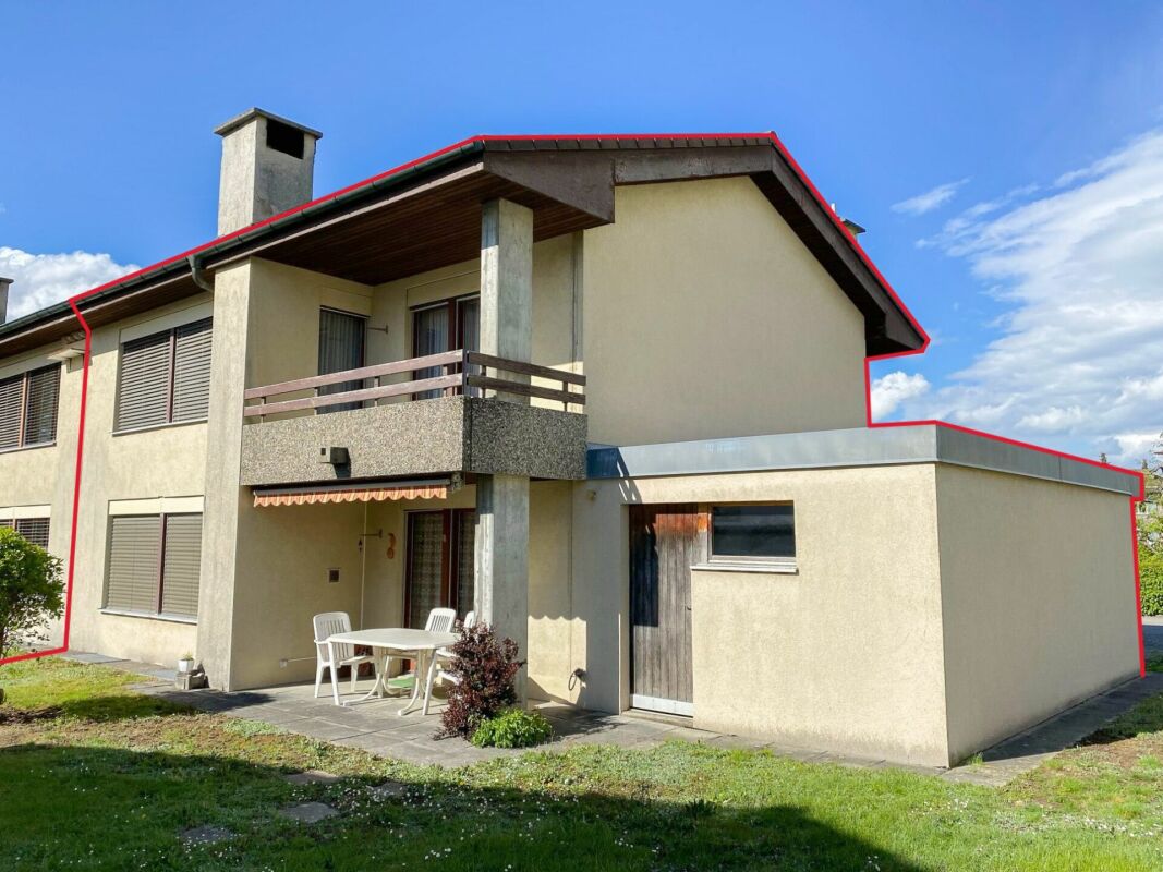 Zweistöckiges Wohnhaus mit Balkon und Garten
