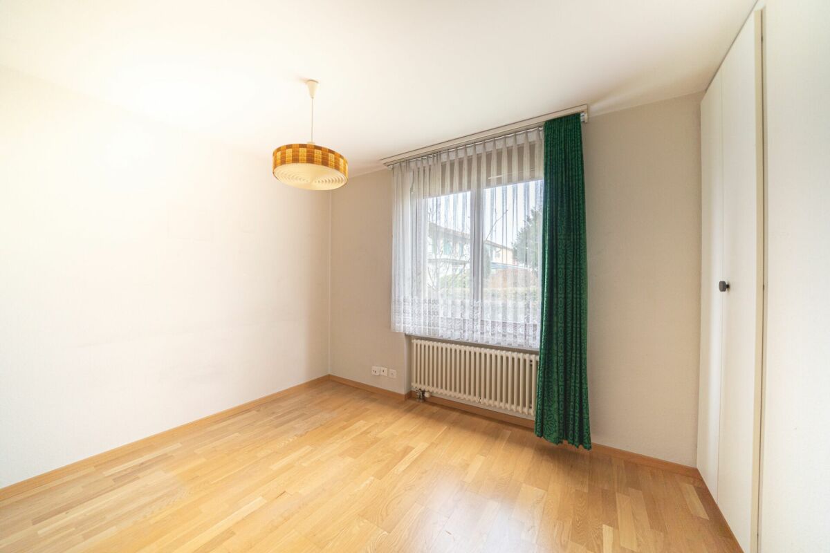 Leerer Wohnraum mit Fenster und Heizkörper