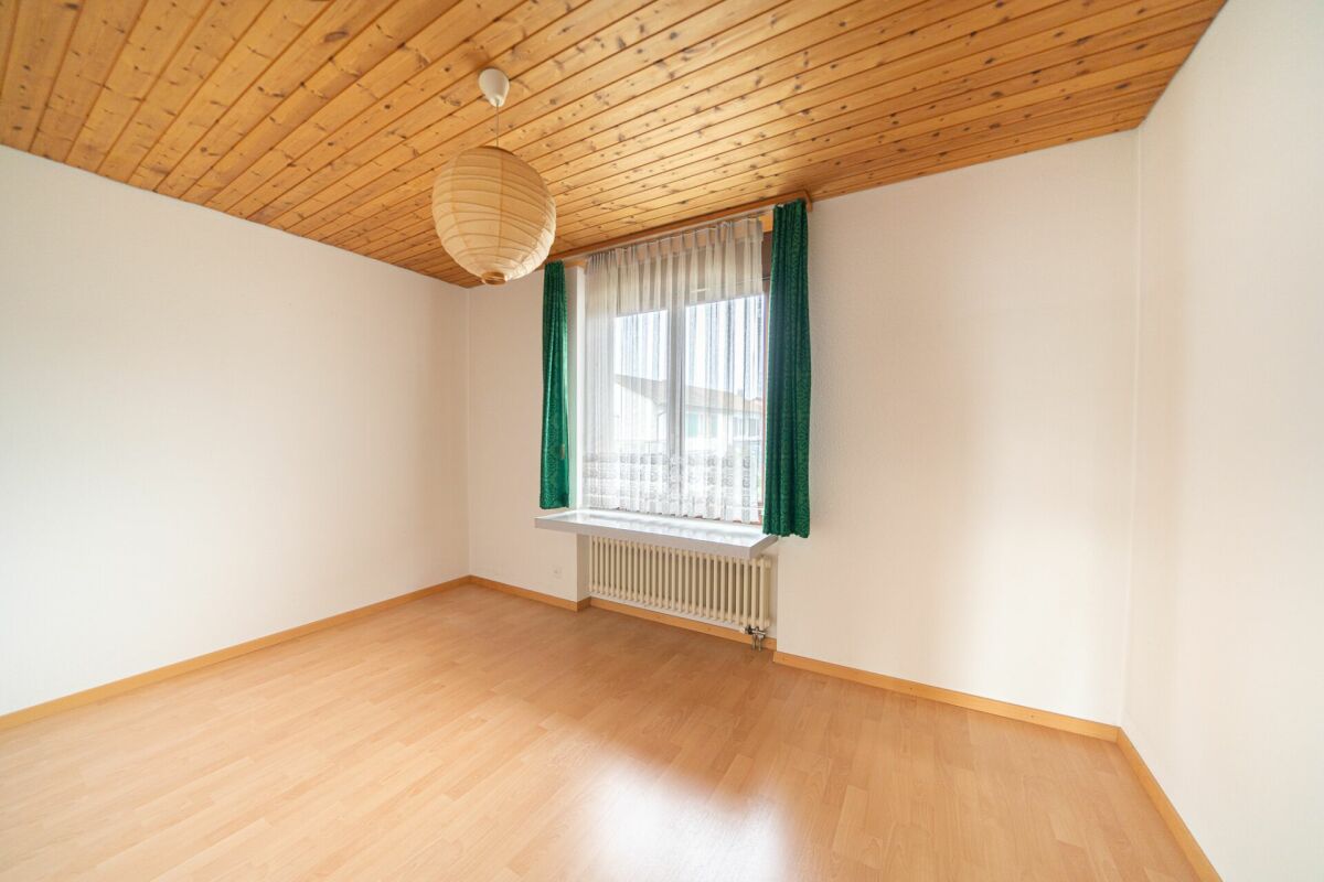 Leeres Zimmer mit Holzdecke