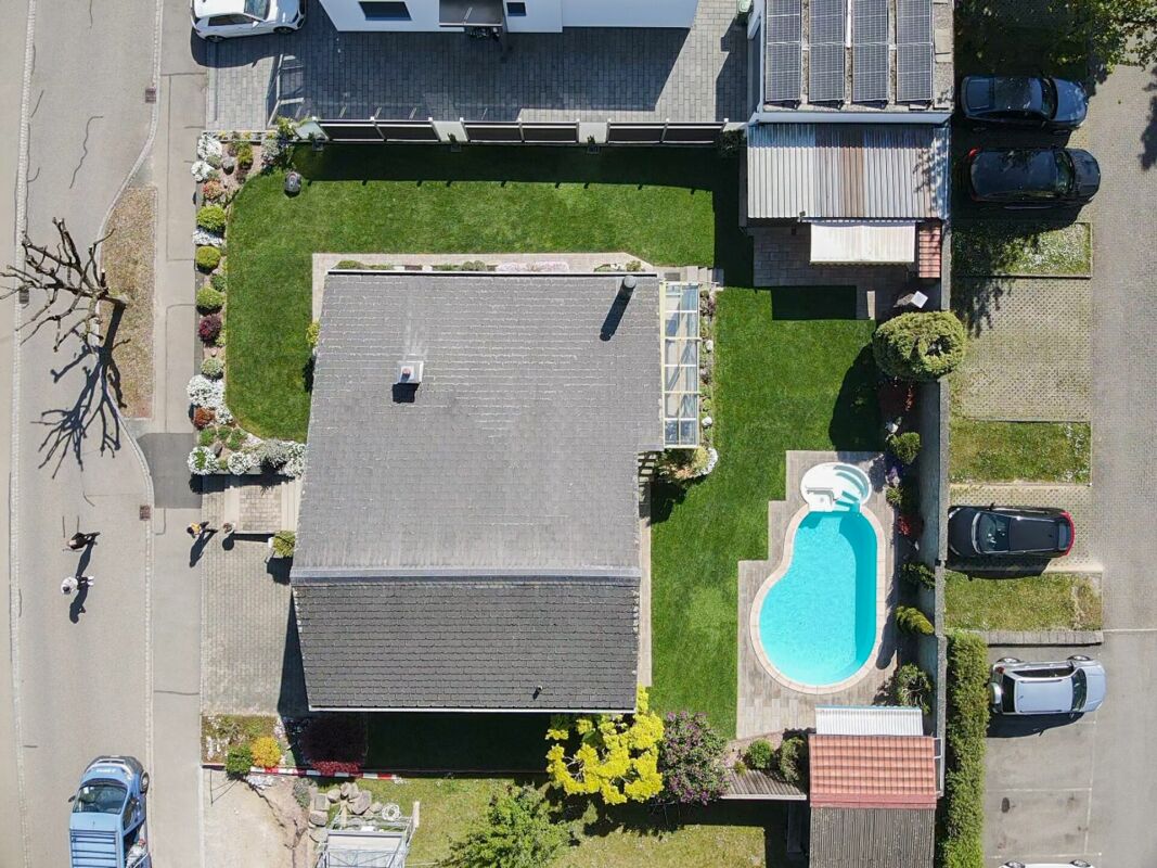 Luftaufnahme eines Wohnhauses mit Pool und Garten
