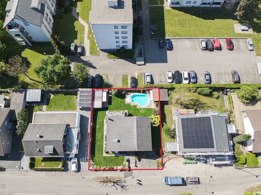 Luftaufnahme eines Wohnhauses mit Pool