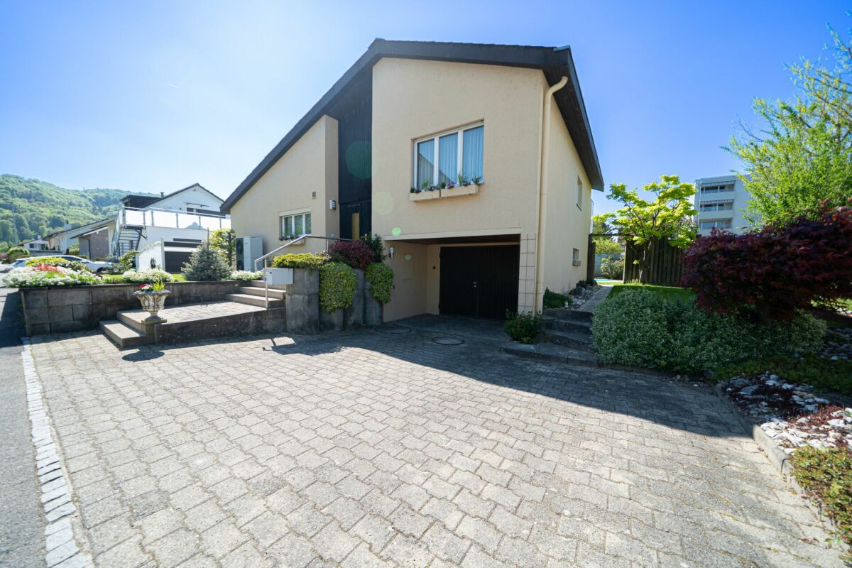 Freistehendes Einfamilienhaus mit Einfahrt und Garten