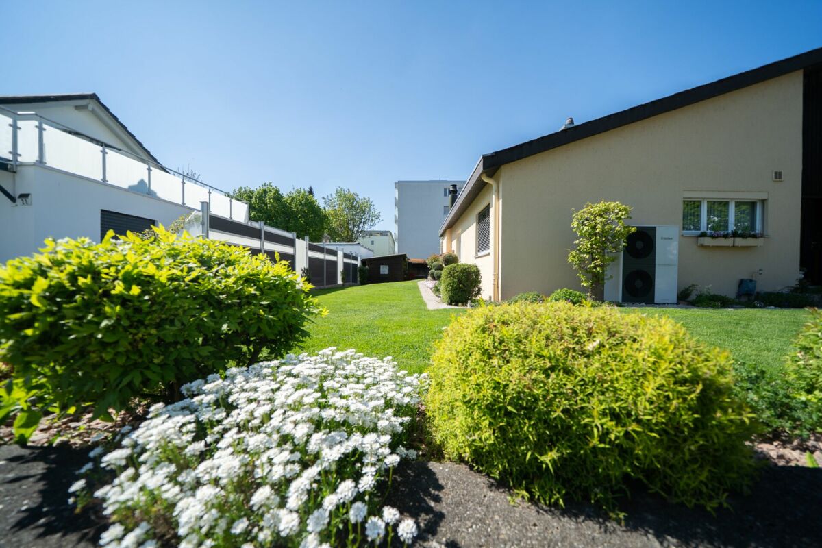 Gepflegter Garten mit Hausansicht