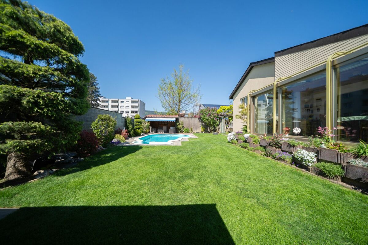Garten mit Pool und Hausfassade