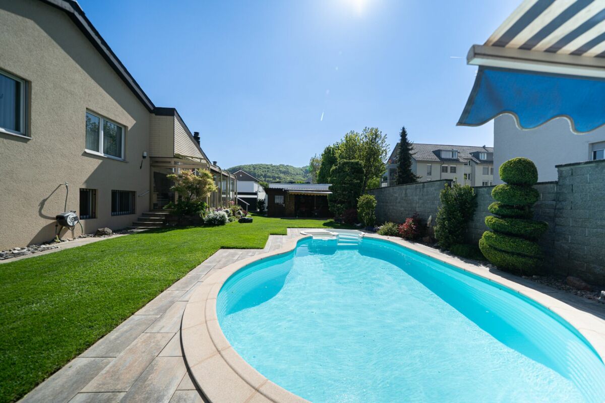 Außenansicht eines Einfamilienhauses mit Pool